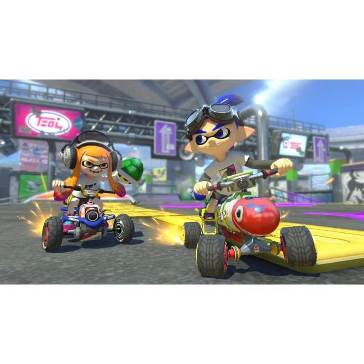 Due personaggi di Splatoon gareggiano sui kart in una pista futuristica.