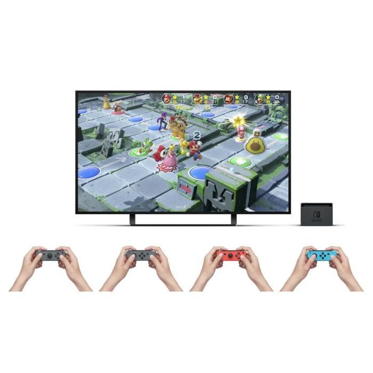 Una TV mostra un gioco da tavolo con personaggi, accanto a una base e quattro mani che tengono controller.