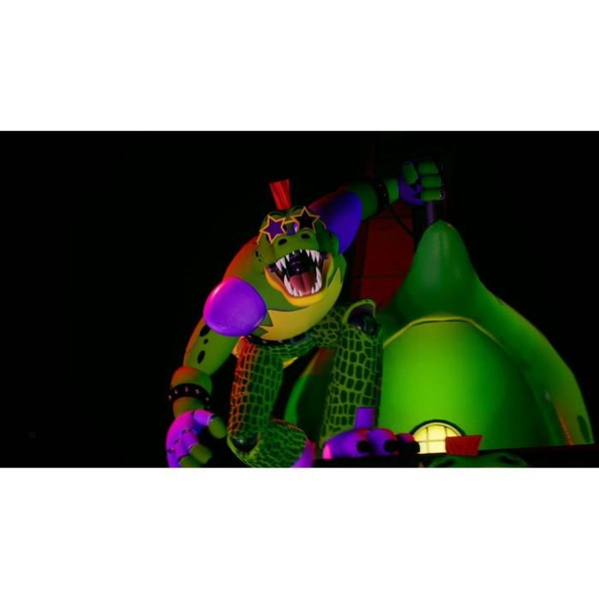 Zielony animatroniczny aligator z fioletowymi detalami, okularami gwiazdami i czerwonym irokezem groźnie stoi w ciemności.