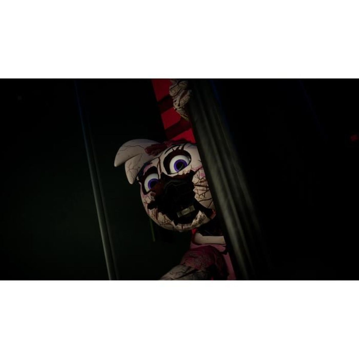 Uszkodzona animatroniczna lalka z kurczaka wygląda z wielkimi fioletowymi oczami.