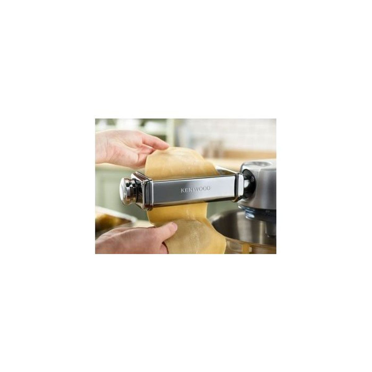 Przystawka do makaronu Kenwood na robocie kuchennym przetwarza ciasto.