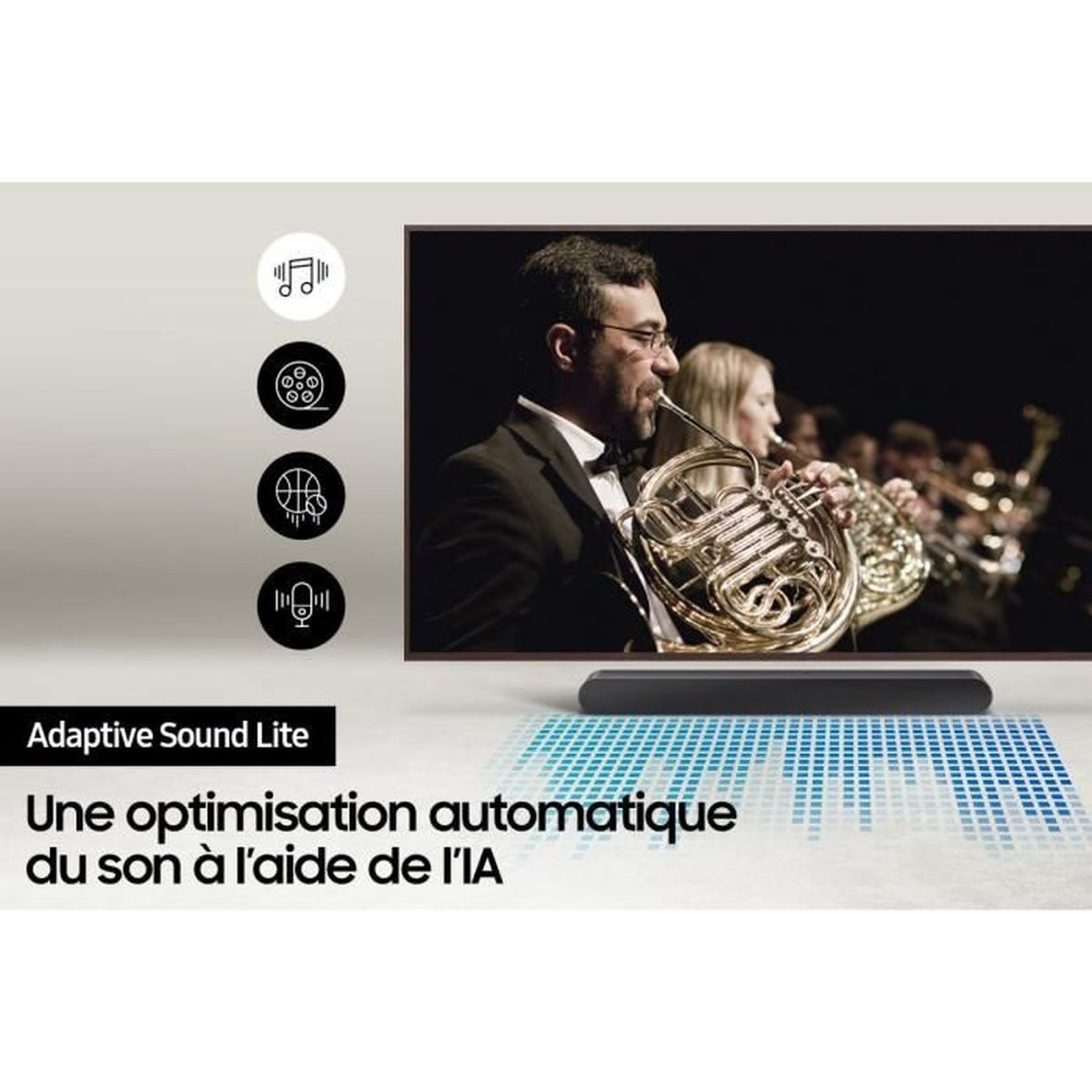 Una TV mostra un'orchestra, con una soundbar sotto che mostra onde blu e testo in francese sull'audio IA.