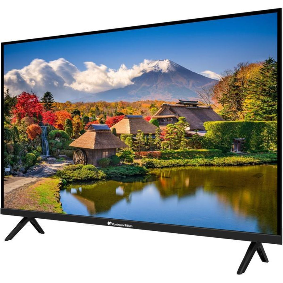 Una TV con cornice nera mostra un pittoresco giardino giapponese con case dal tetto di paglia, un laghetto e il Monte Fuji sullo sfondo.