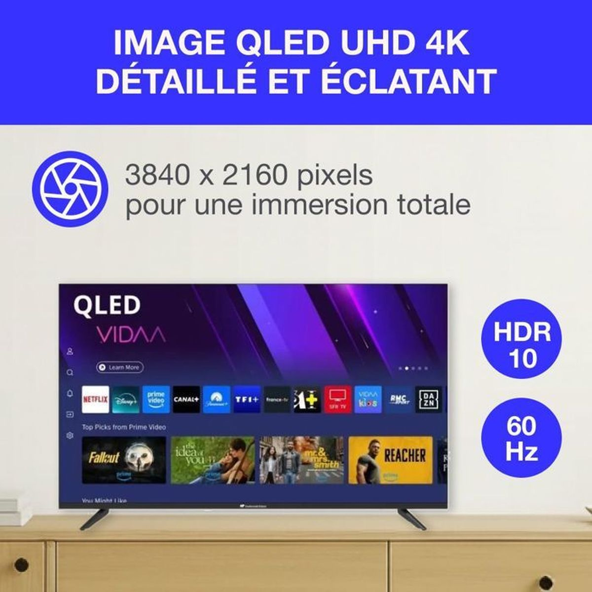 Un televisore QLED UHD 4K su un mobile in legno mostra icone di app e specifiche.