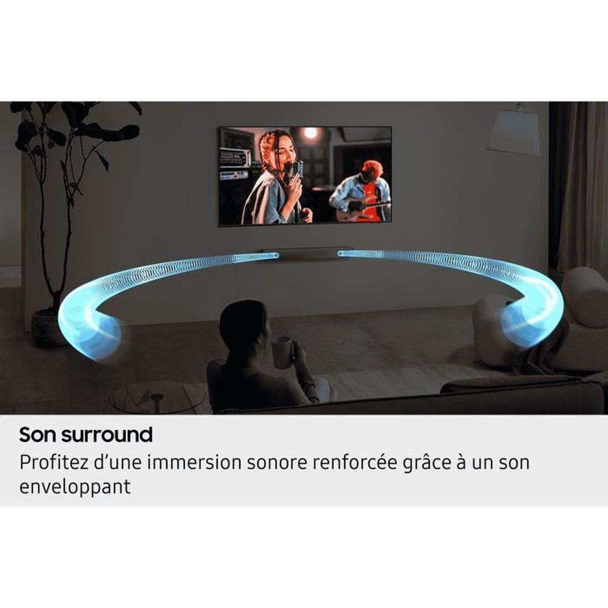 Eine Person sitzt vor dem Fernseher, während blaue Klangwellen von einer Soundbar im Raum strömen.
