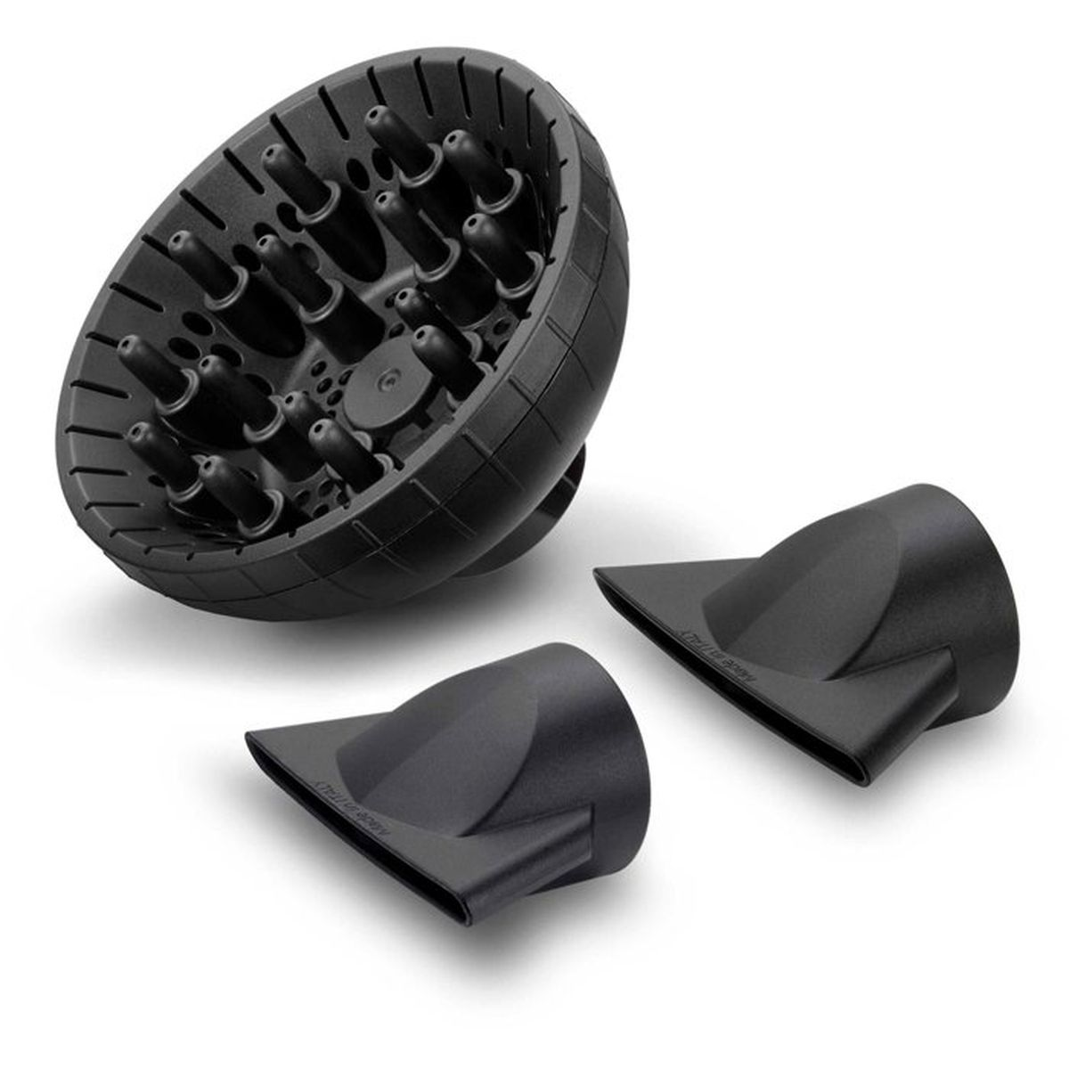 Un diffusore per phon nero e due beccucci per lo styling su sfondo bianco.