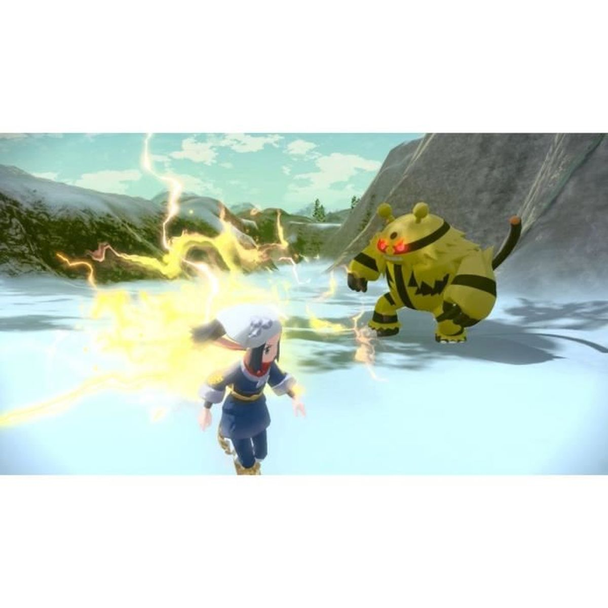 Un allenatore in abito blu si trova in un paesaggio innevato di fronte a un grande Pokémon giallo con gli occhi rossi.
