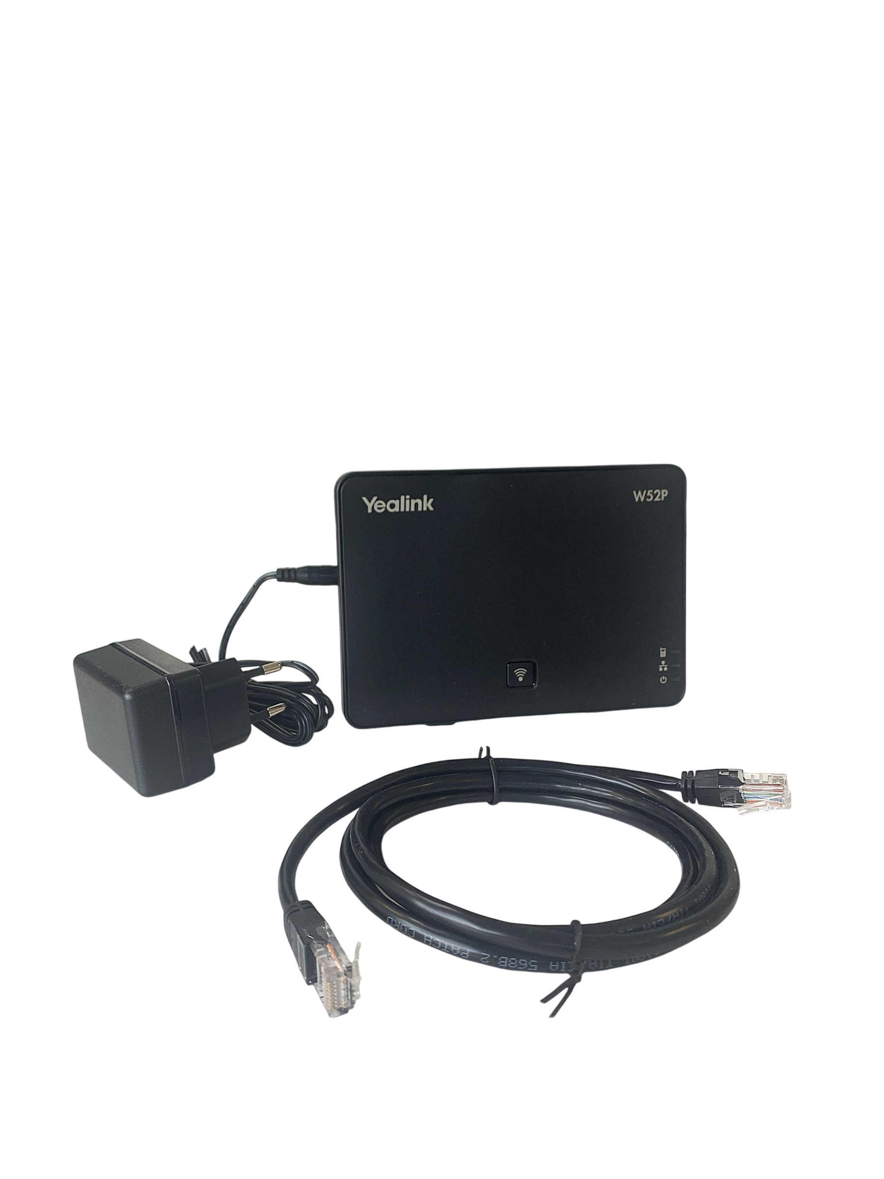 Czarna stacja bazowa Yealink W52P z zasilaczem i zwiniętym kablem Ethernet na czarnym tle.