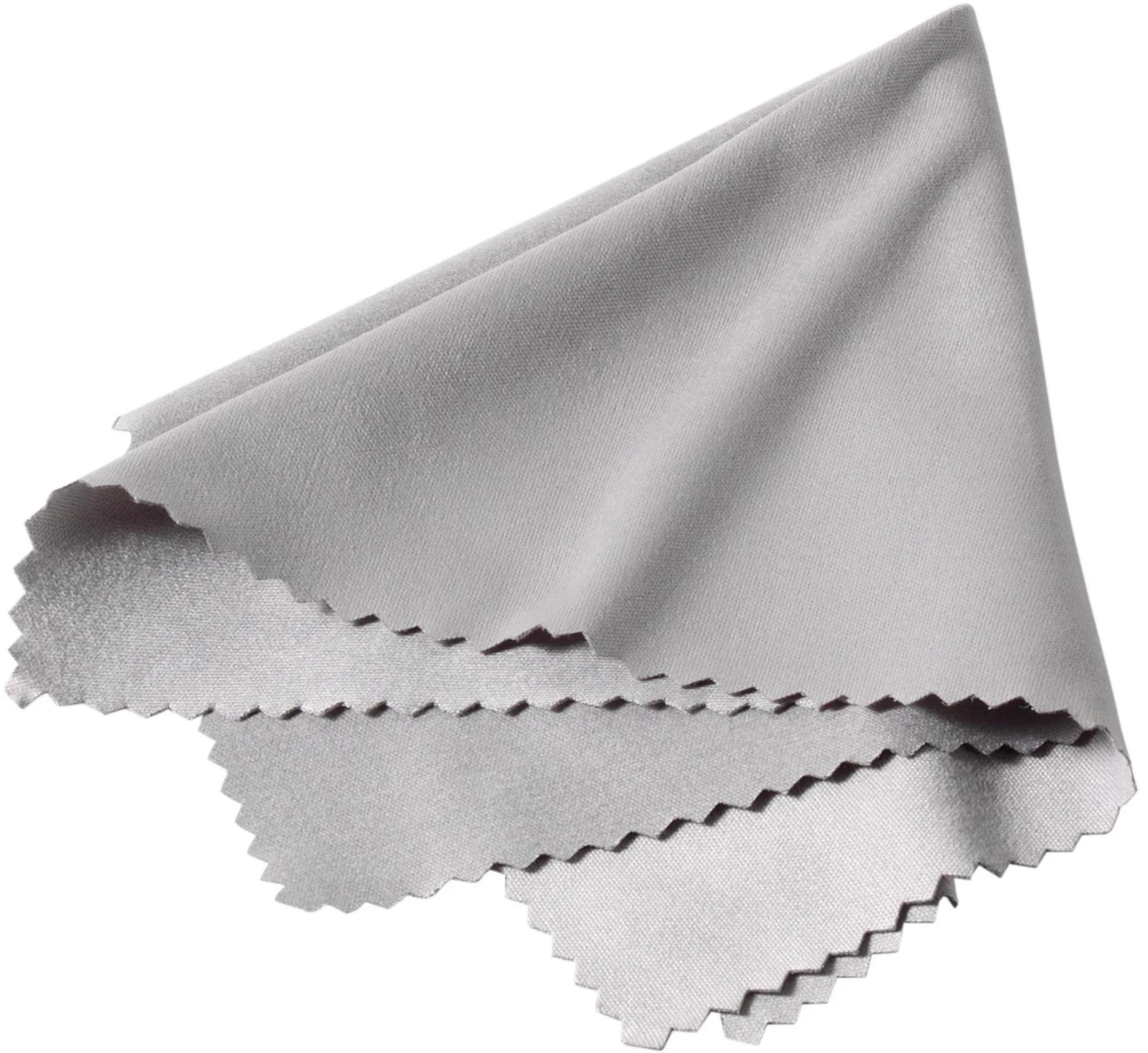 Un paño de limpieza de microfibra gris doblado con bordes dentados sobre fondo blanco.