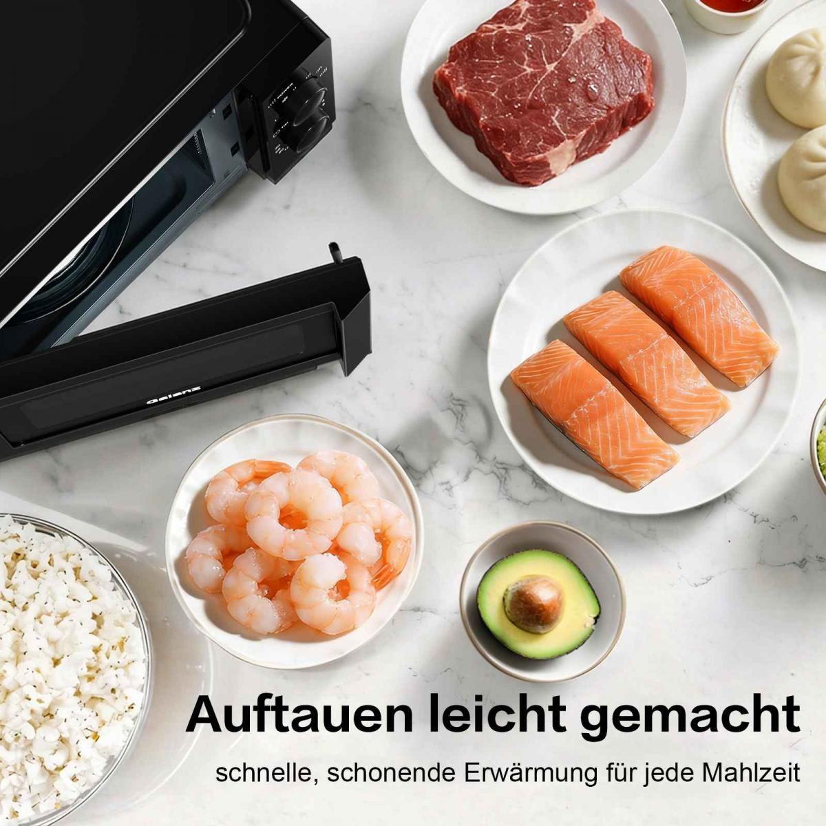 Ein schwarzer Ofen auf weißem Marmor, umgeben von Tellern mit rohem Fleisch, Fisch, Garnelen und einer halben Avocado.