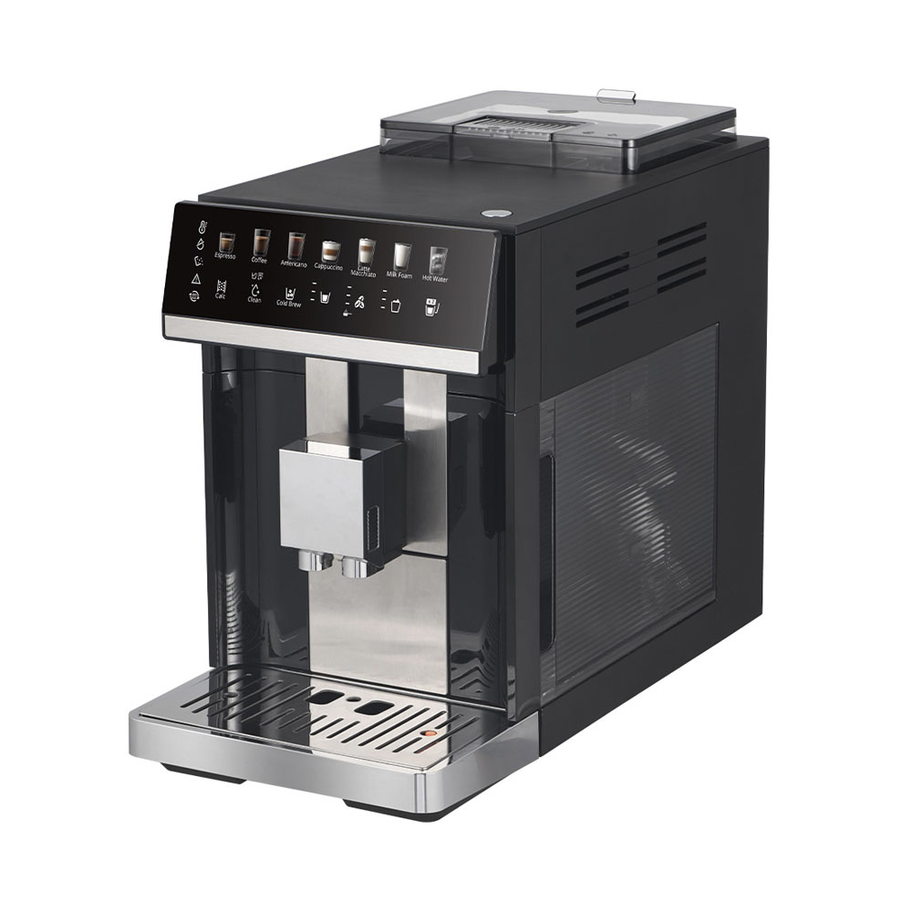 Une machine à café automatique noire et argentée avec écran tactile numérique et bac d'égouttage sur fond blanc.