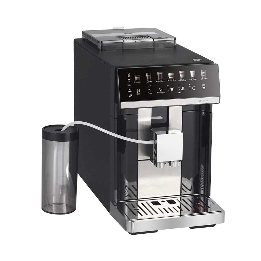 Machine à café noire moderne avec écran tactile, détails chromés et conteneur à lait attaché.