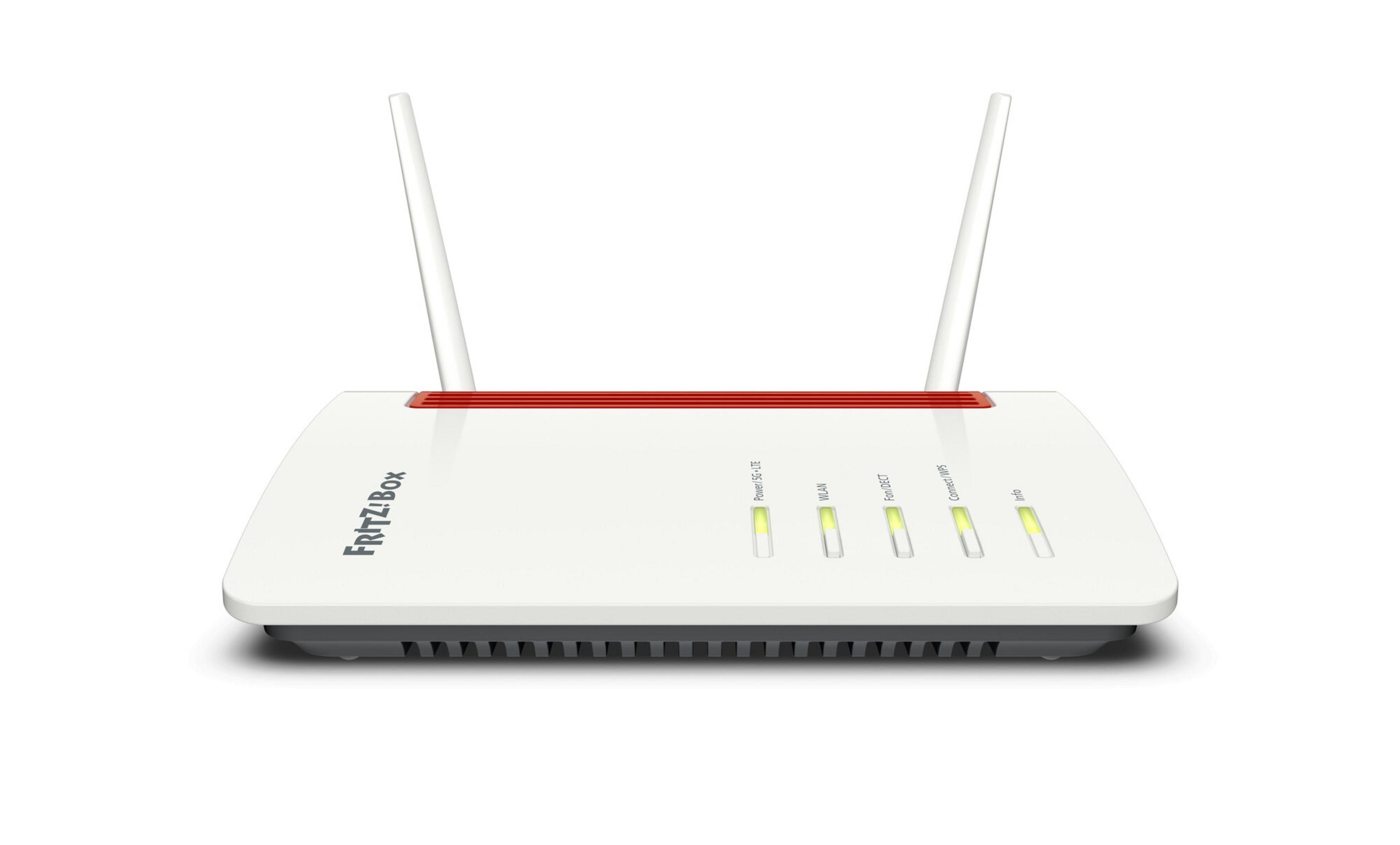 Un router FRITZ!Box bianco con due antenne, feritoie di ventilazione rosse e LED di stato verdi sul pannello frontale.