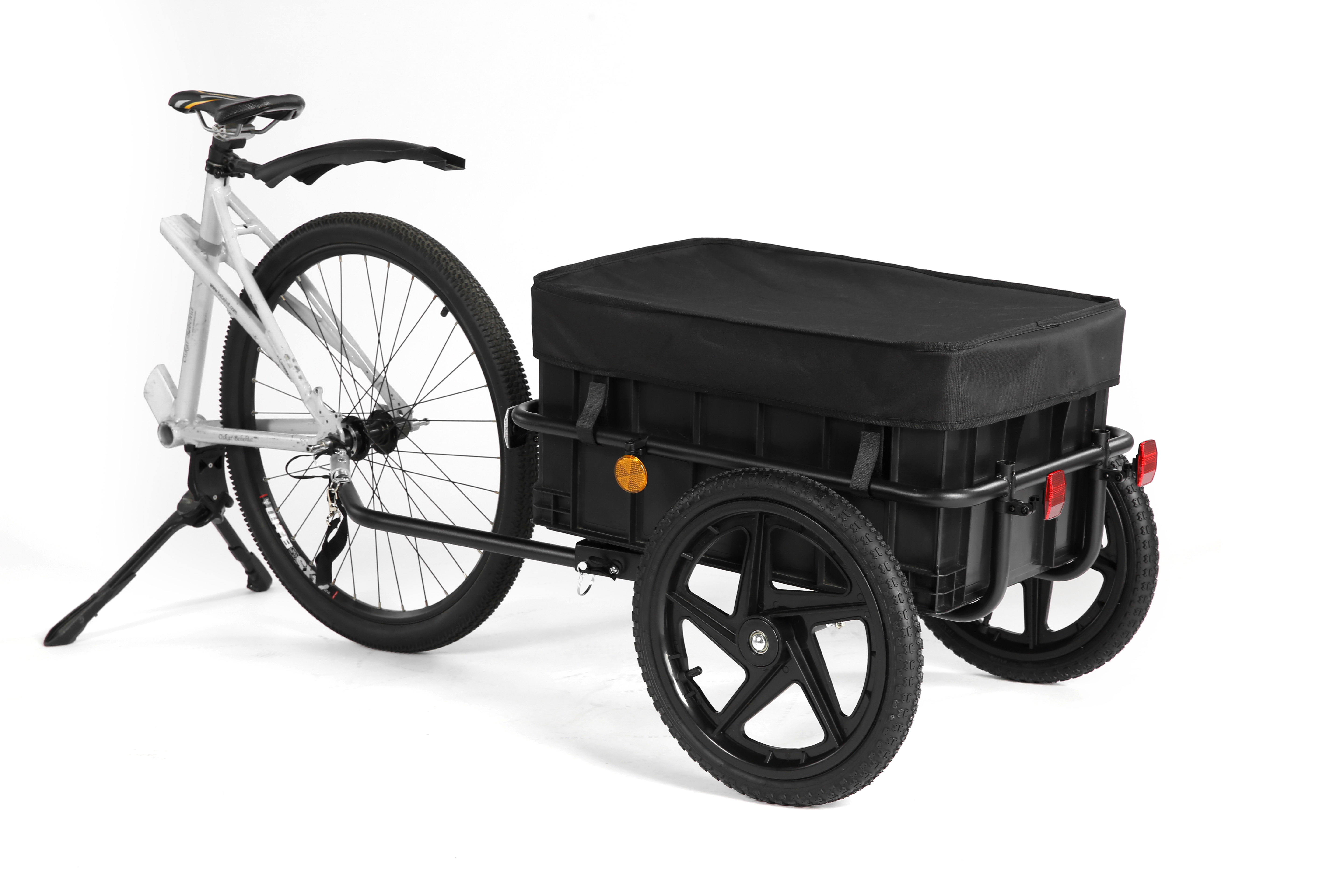 Una bicicletta da carico bianca con una grande scatola nera e due ruote anteriori su sfondo bianco.