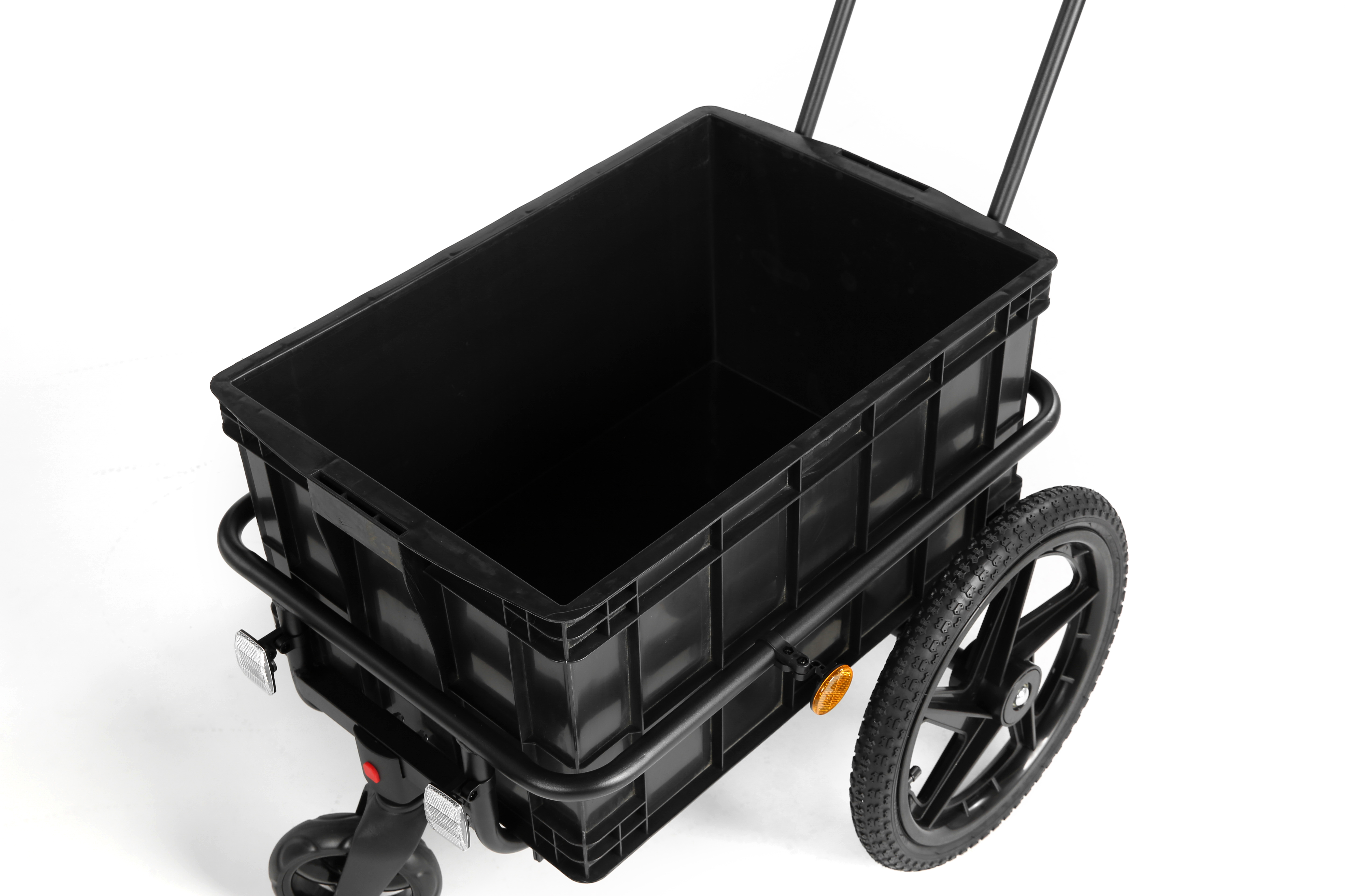Un carrello di servizio nero con una grande scatola di plastica e tre ruote su fondo bianco.
