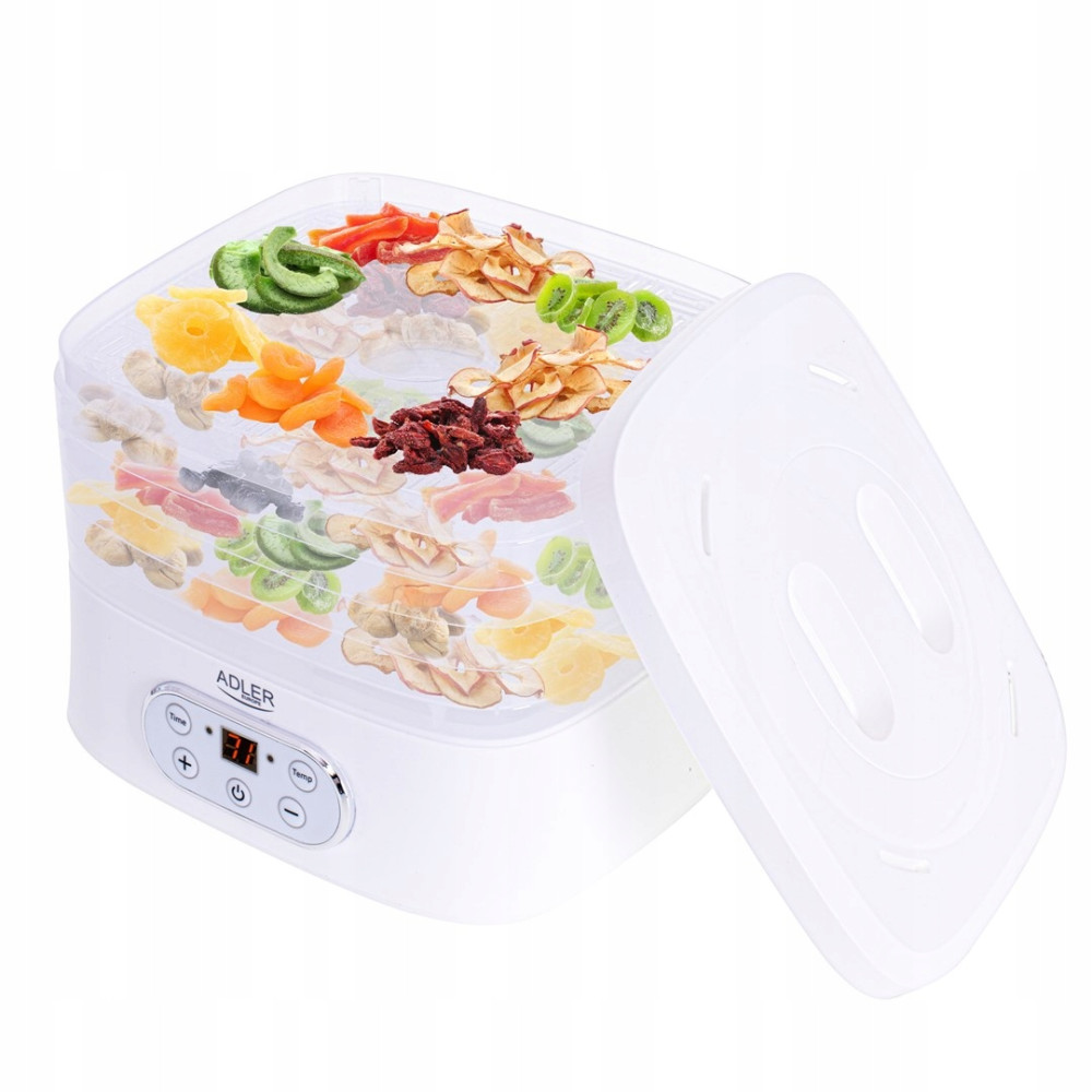 Un essiccatore per alimenti bianco con vassoi impilati pieni di frutta secca e coperchio aperto, su sfondo bianco.