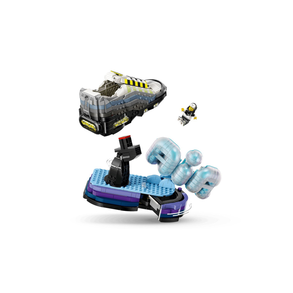 Zestaw Lego przedstawiający sneaker nad niebieską podstawą z bąbelkami i minifigurką.