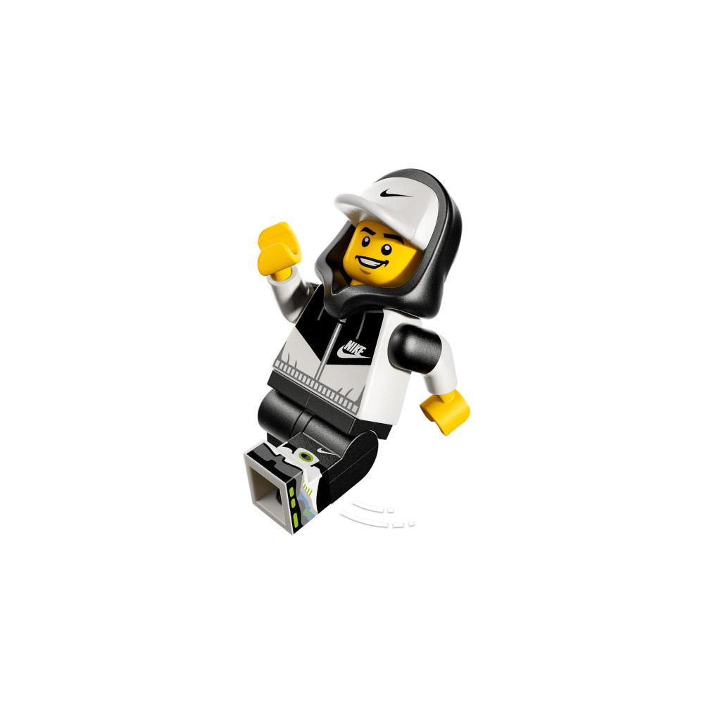 Minifigurka Lego w czarno-białym ubraniu i czapce, radośnie machająca.