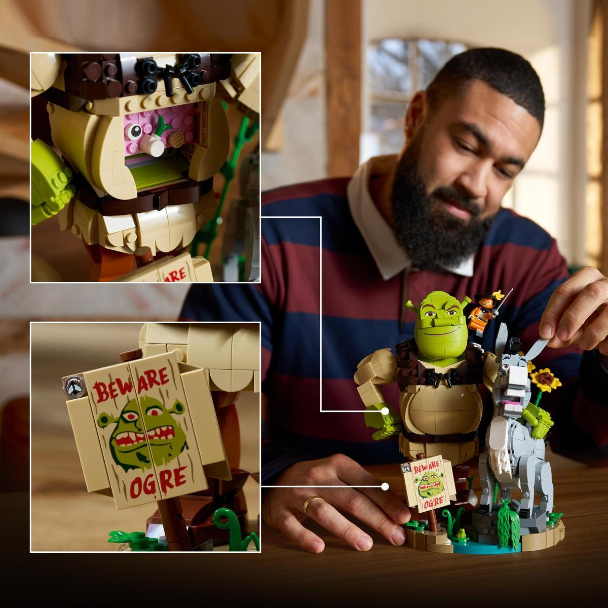 Mężczyzna buduje zestaw LEGO Shrek z figurkami Shreka, Osła i Kota w Butach.