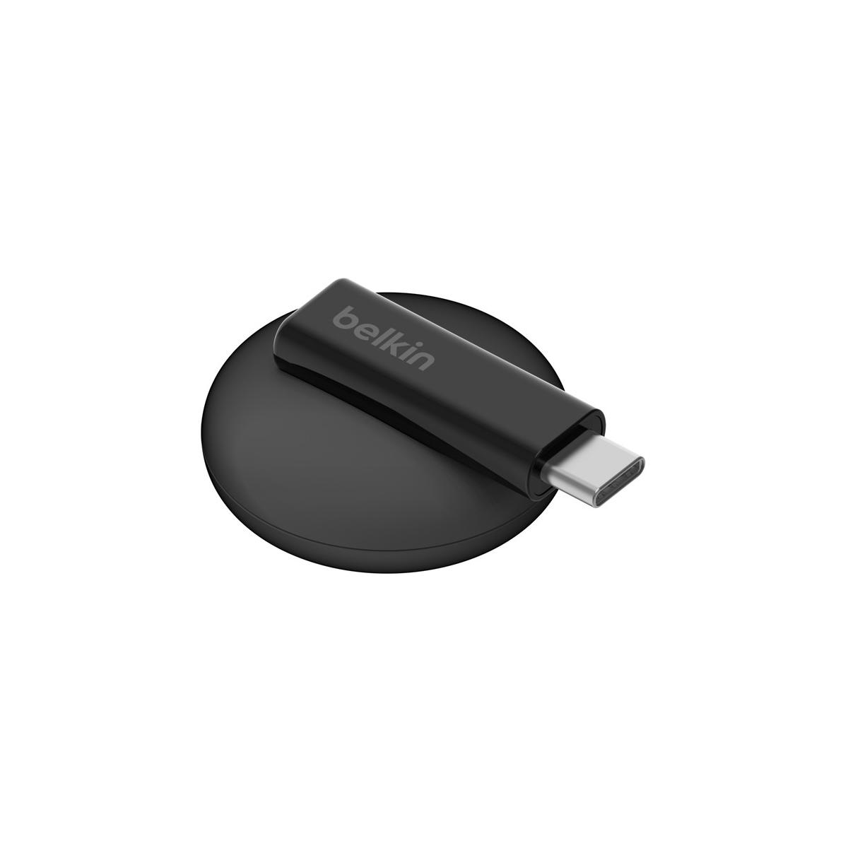 Un adattatore USB-C Belkin nero su sfondo bianco, con base arrotondata e connettore metallico.