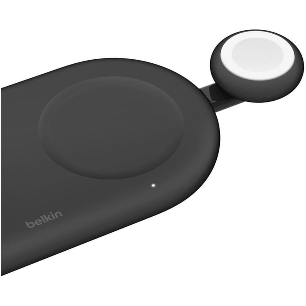 Caricabatterie wireless Belkin nero con due superfici di ricarica su sfondo bianco.