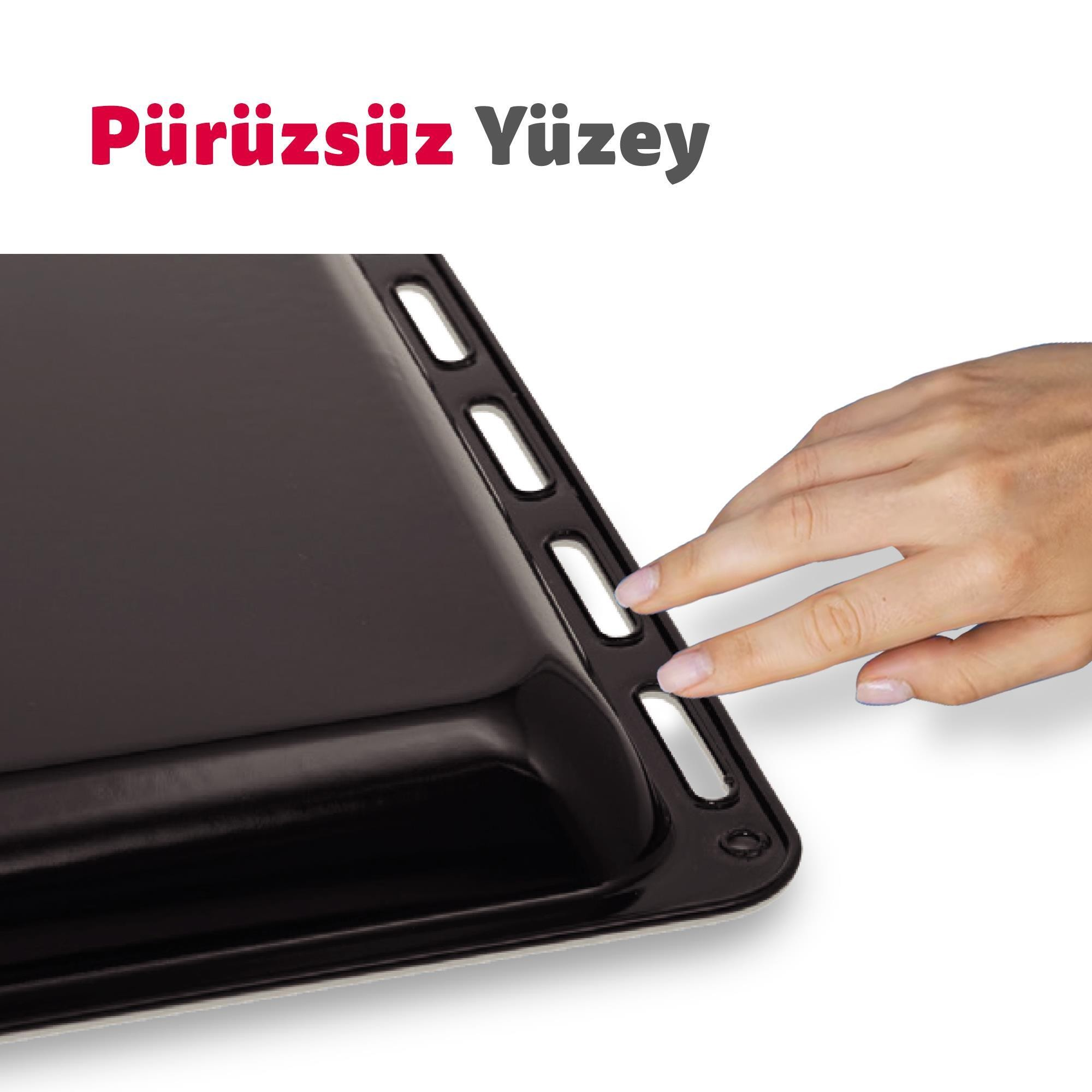 Bir el, fırın tepsisinin pürüzsüz siyah yüzeyine dokunuyor.