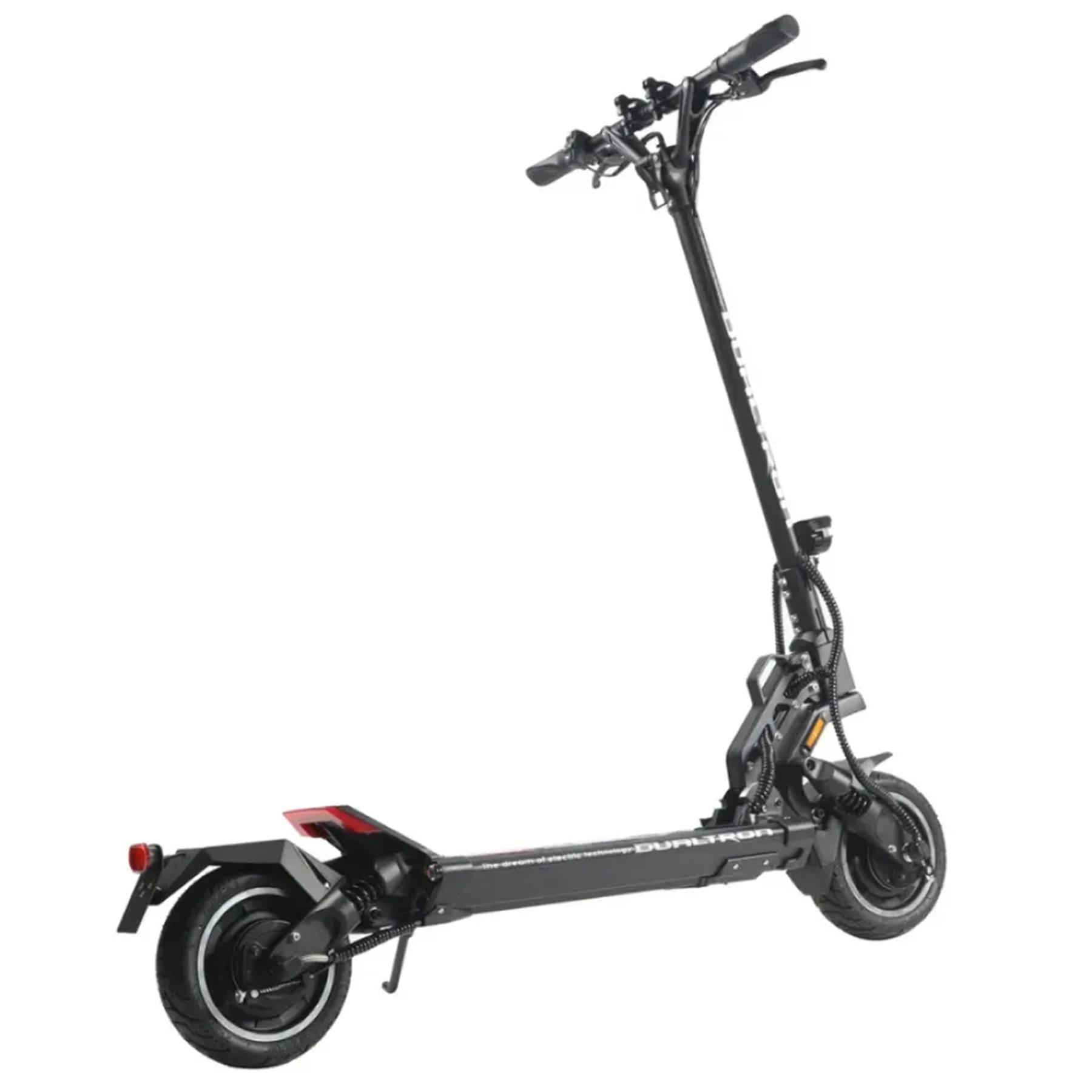 Beyaz arka plan üzerinde büyük lastiklere ve kırmızı stop lambasına sahip siyah bir elektrikli scooter.