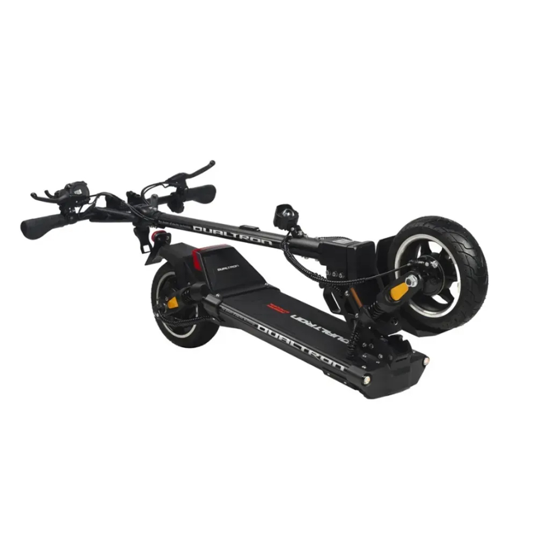 Beyaz arka planda katlanmış siyah bir Dualtron elektrikli scooter.
