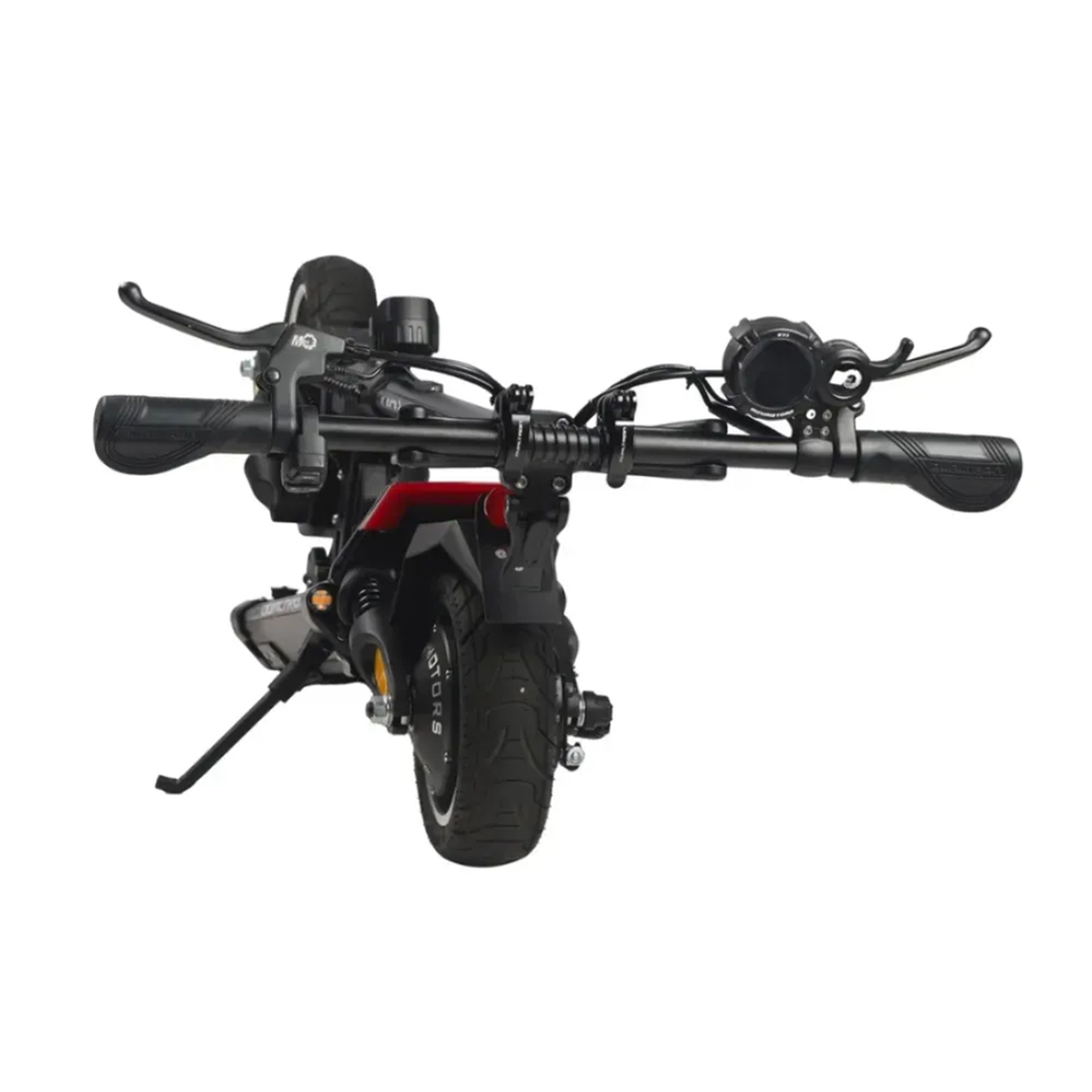 Beyaz arka planda siyah elektrikli scooter'ın ön görünümü, gidon ve ön tekerlek vurgulanmış.