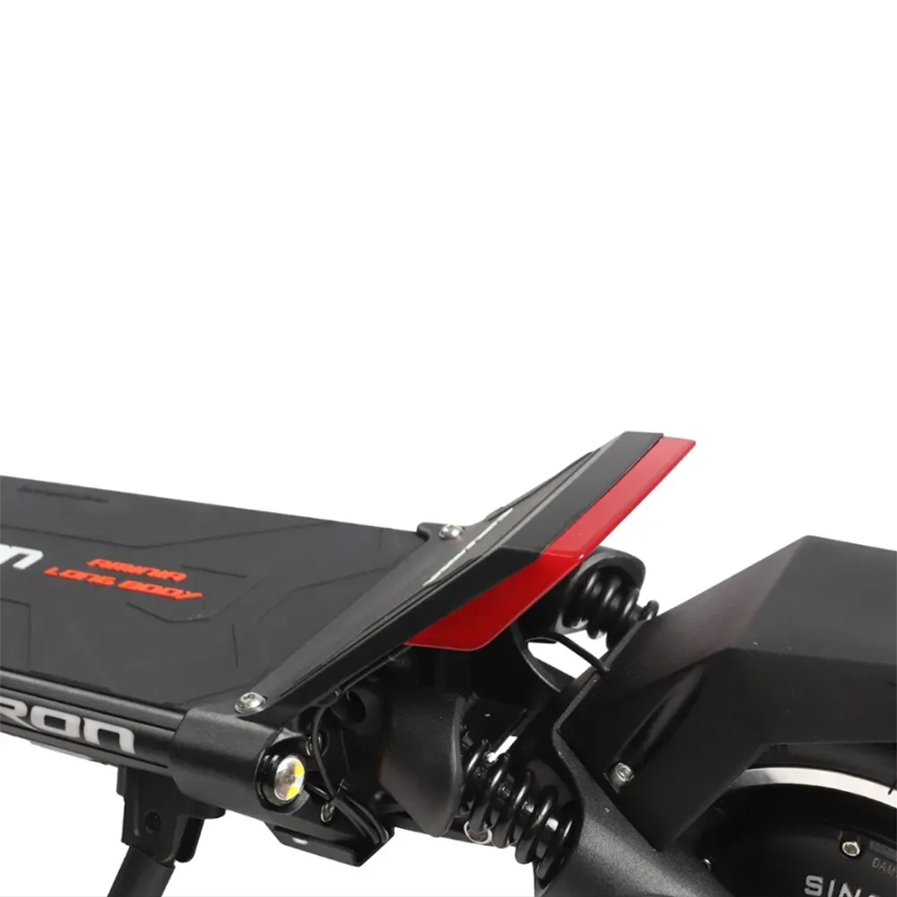 Beyaz arka planda elektrikli scooter'ın arka süspansiyonunun, kırmızı detaylı siyah güvertesinin yakın çekimi.
