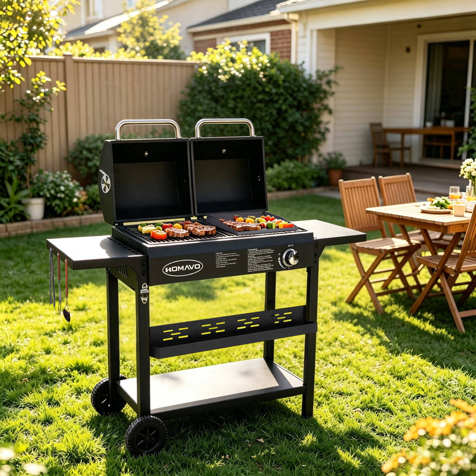 Ein schwarzer Grill auf Rädern steht im sonnigen Garten, Fleisch und Gemüse braten darauf.