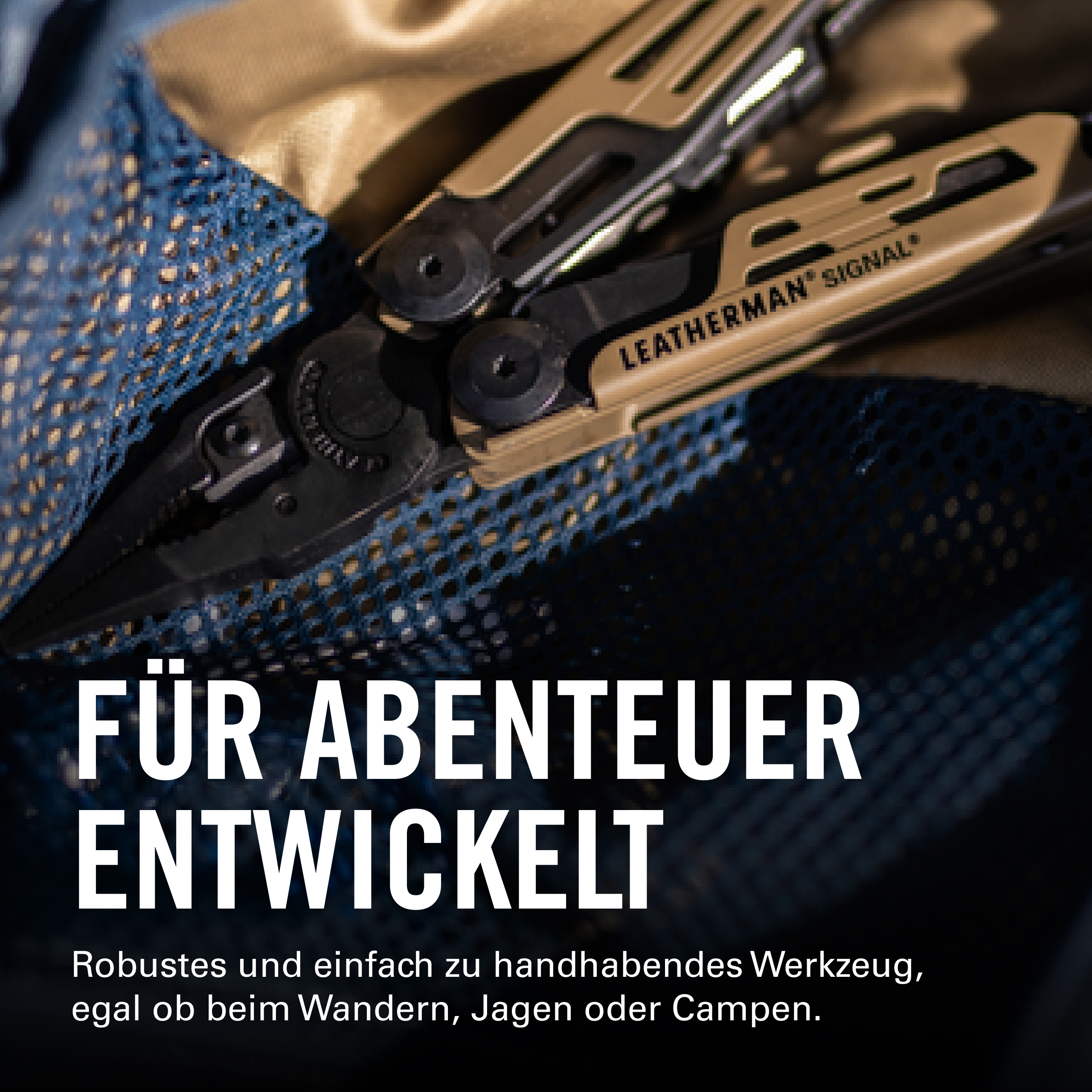 Un multitool Leatherman Signal beige et noir repose sur un tissu à mailles bleu et doré.