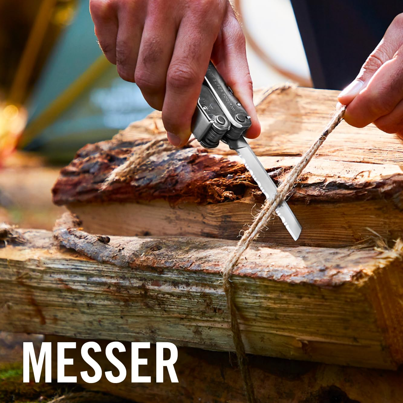 Eine Person schneidet mit einem Multitool-Messer ein Seil, das um gestapelte Holzscheite gebunden ist.