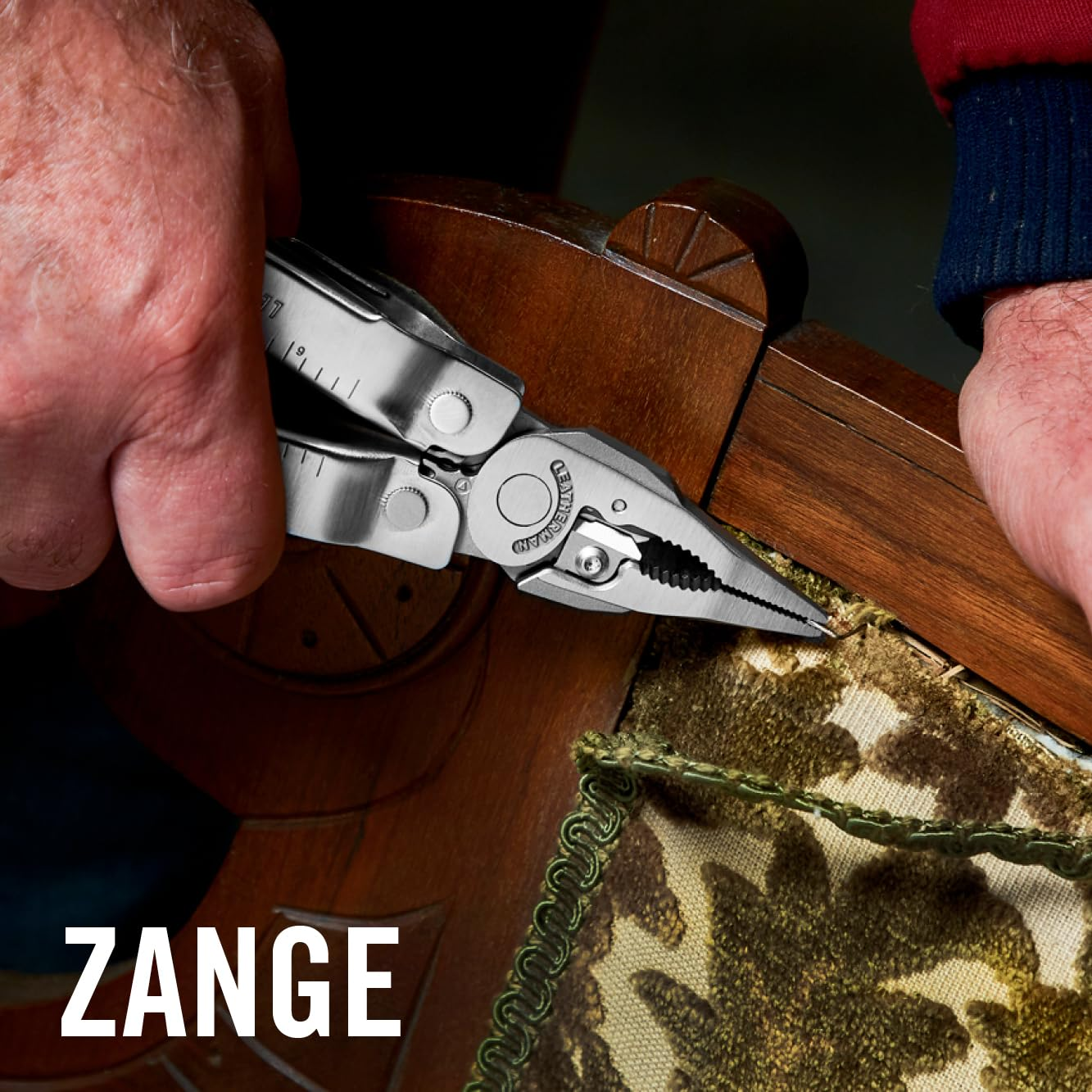 Hände benutzen eine silberne Zange, um einen Holzstuhl mit Blumenmuster zu reparieren.