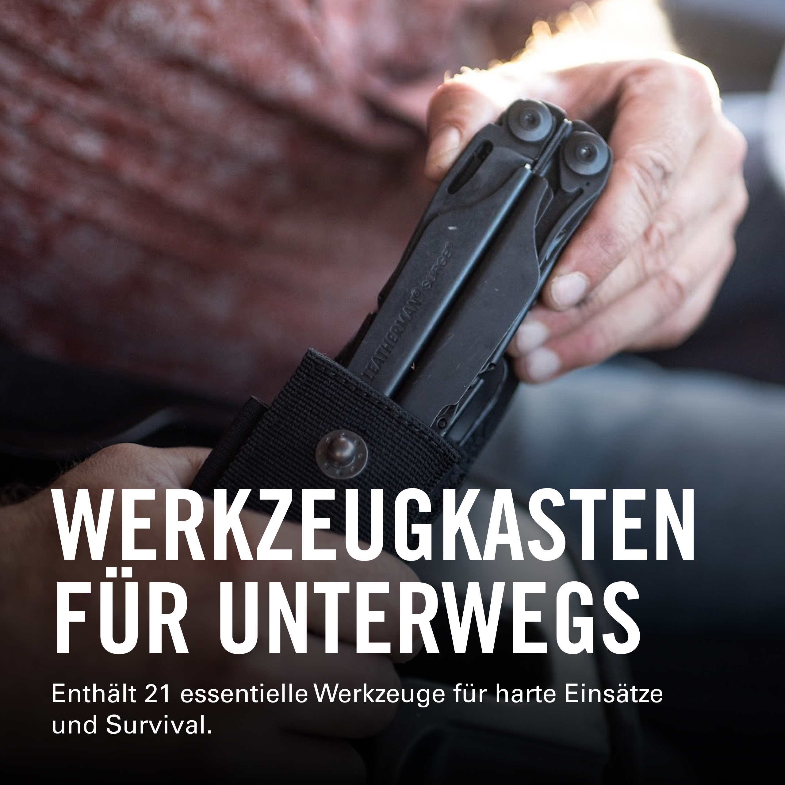 Person nimmt ein schwarzes Leatherman Multitool aus einer Tasche, mit Textoverlay Werkzeugkasten für unterwegs.