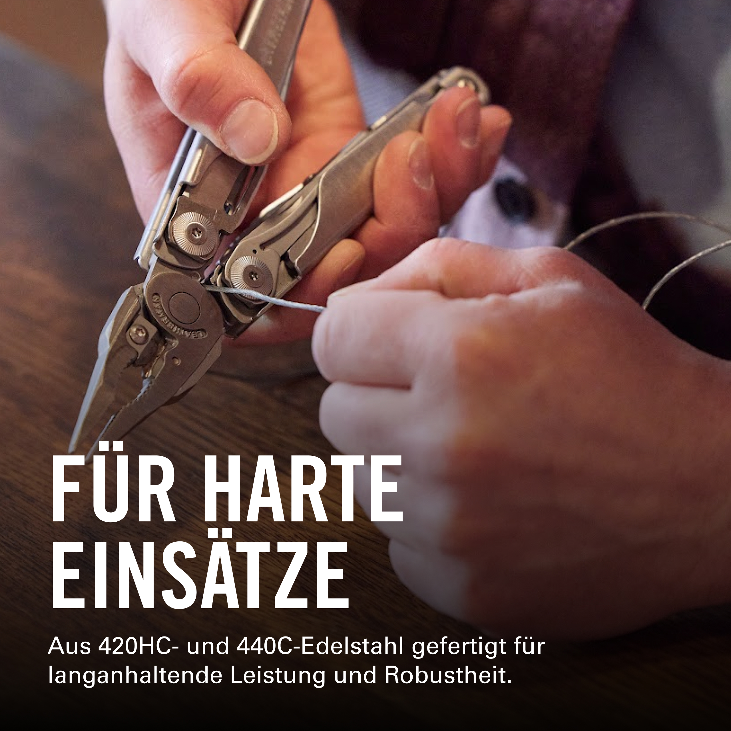 Person schneidet mit einer silbernen Zange einen Draht, im Vordergrund weißer Text auf dunklem Grund.