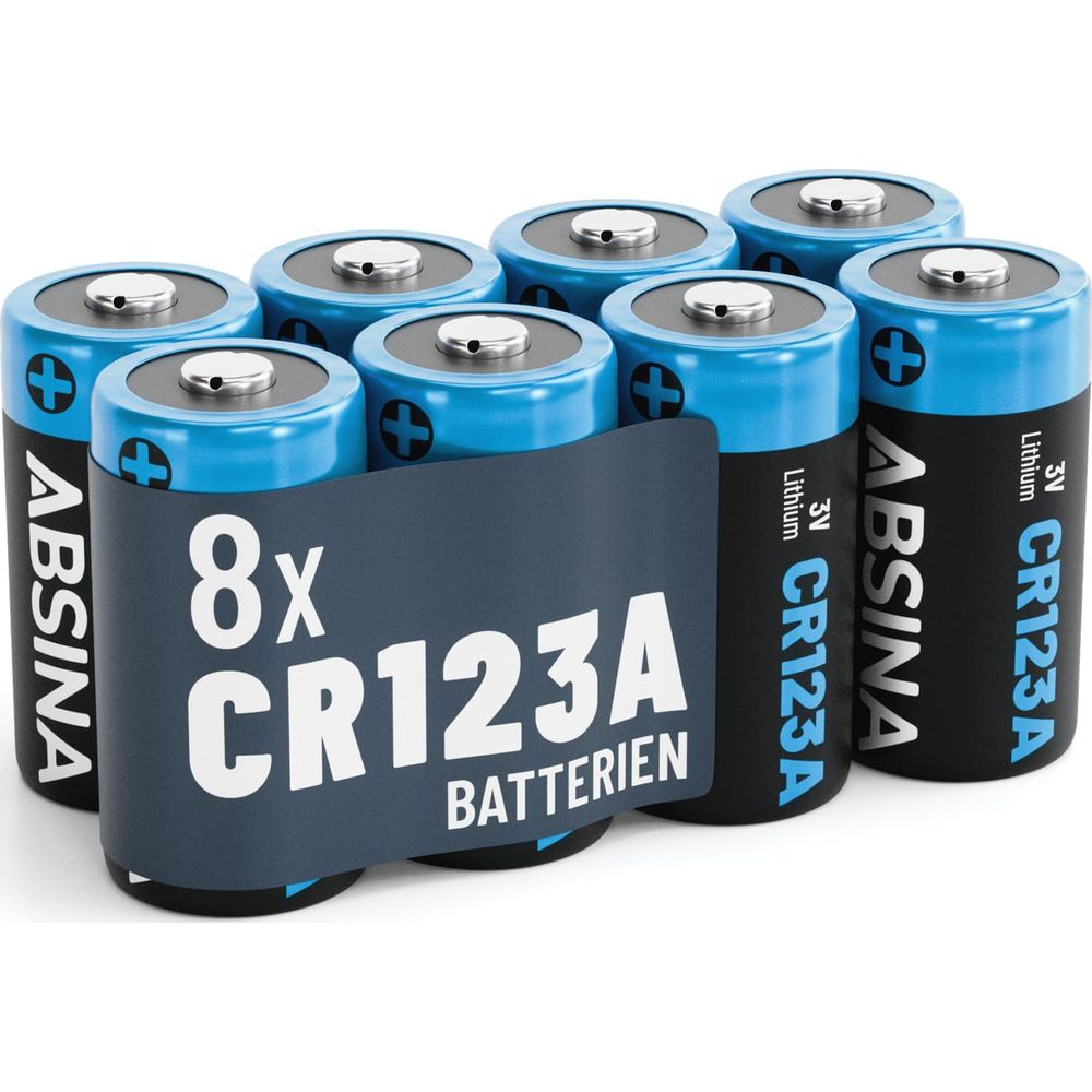 Una confezione di otto batterie al litio Absina CR123A 3V blu e nere con fascia scura.