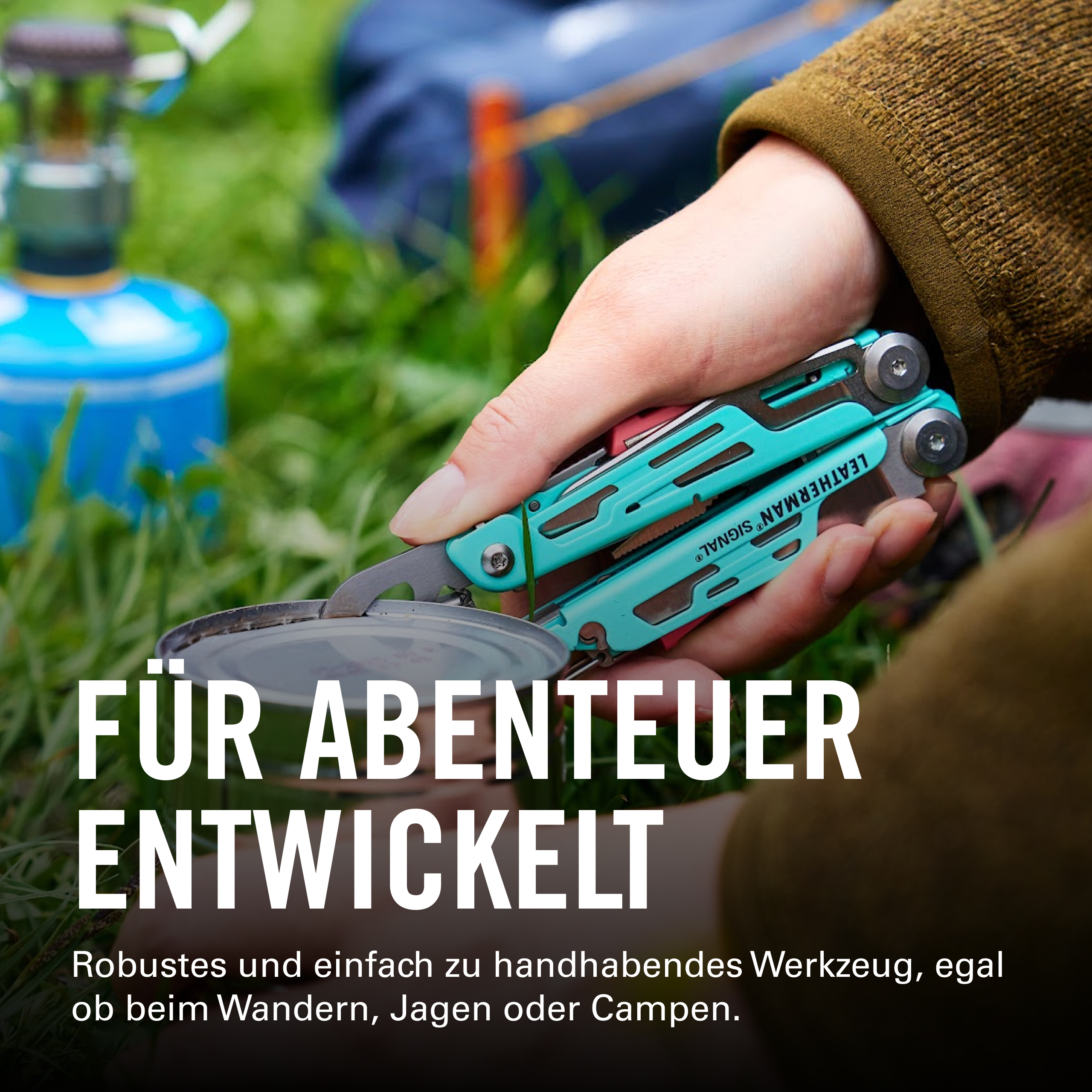 Eine Person benutzt ein türkises Leatherman Multitool, um eine Dose im Freien zu öffnen.