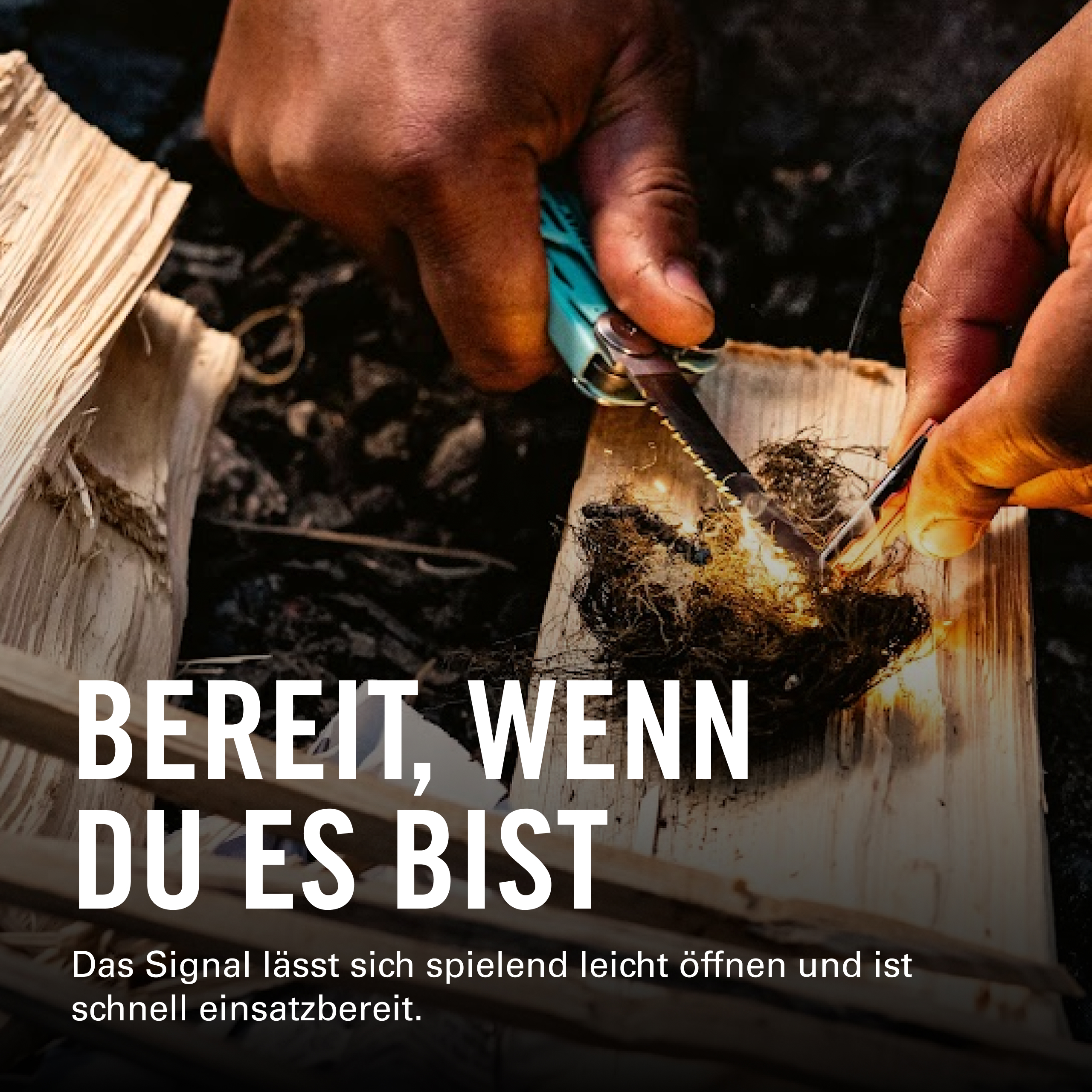 Hände entfachen Feuer mit einem Multitool und Zunder auf einem Holzstück.