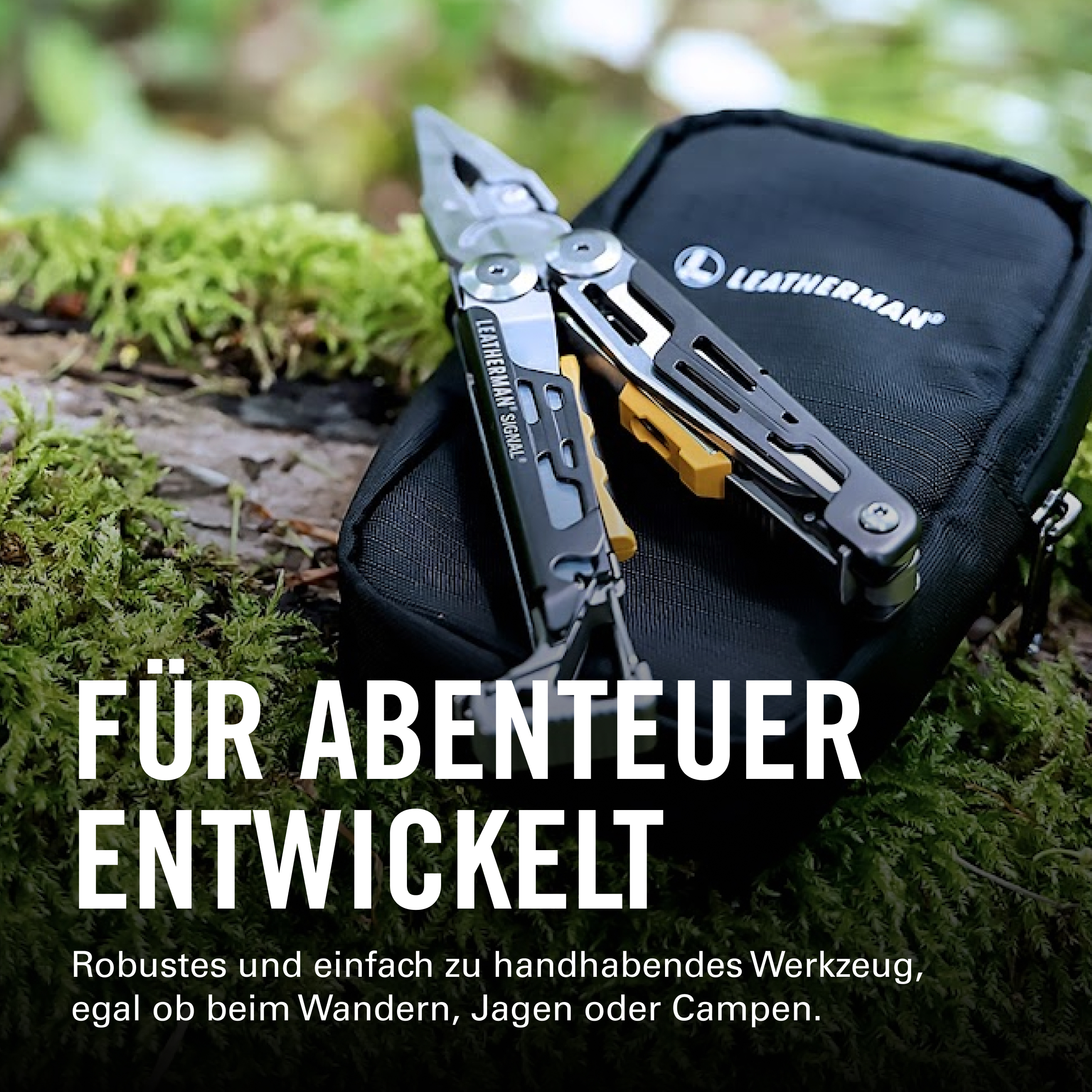 Ein Leatherman Multitool liegt auf einer schwarzen Tasche im moosigen Wald.