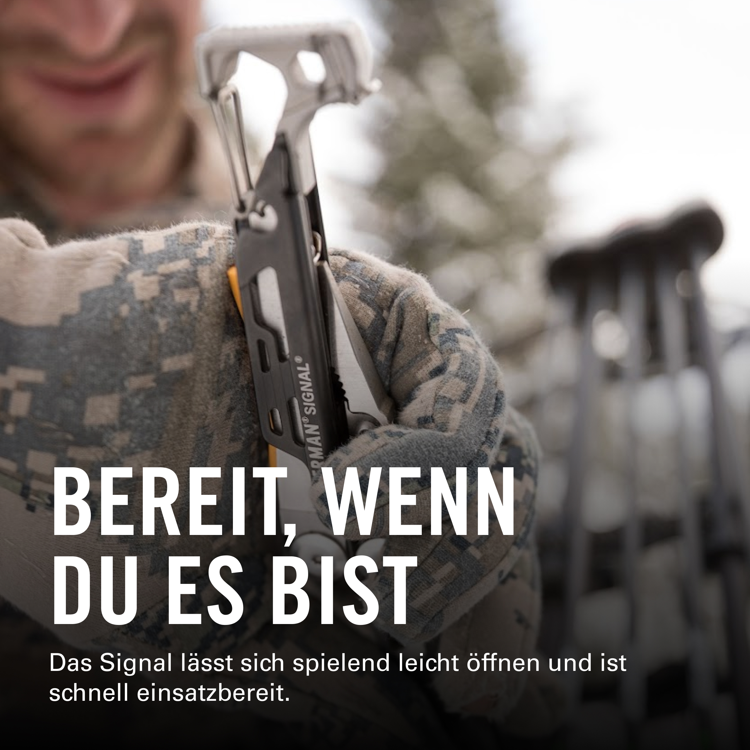 Eine Person in Tarnhandschuhen hält ein Leatherman Signal Multitool im Freien mit Werbetext.