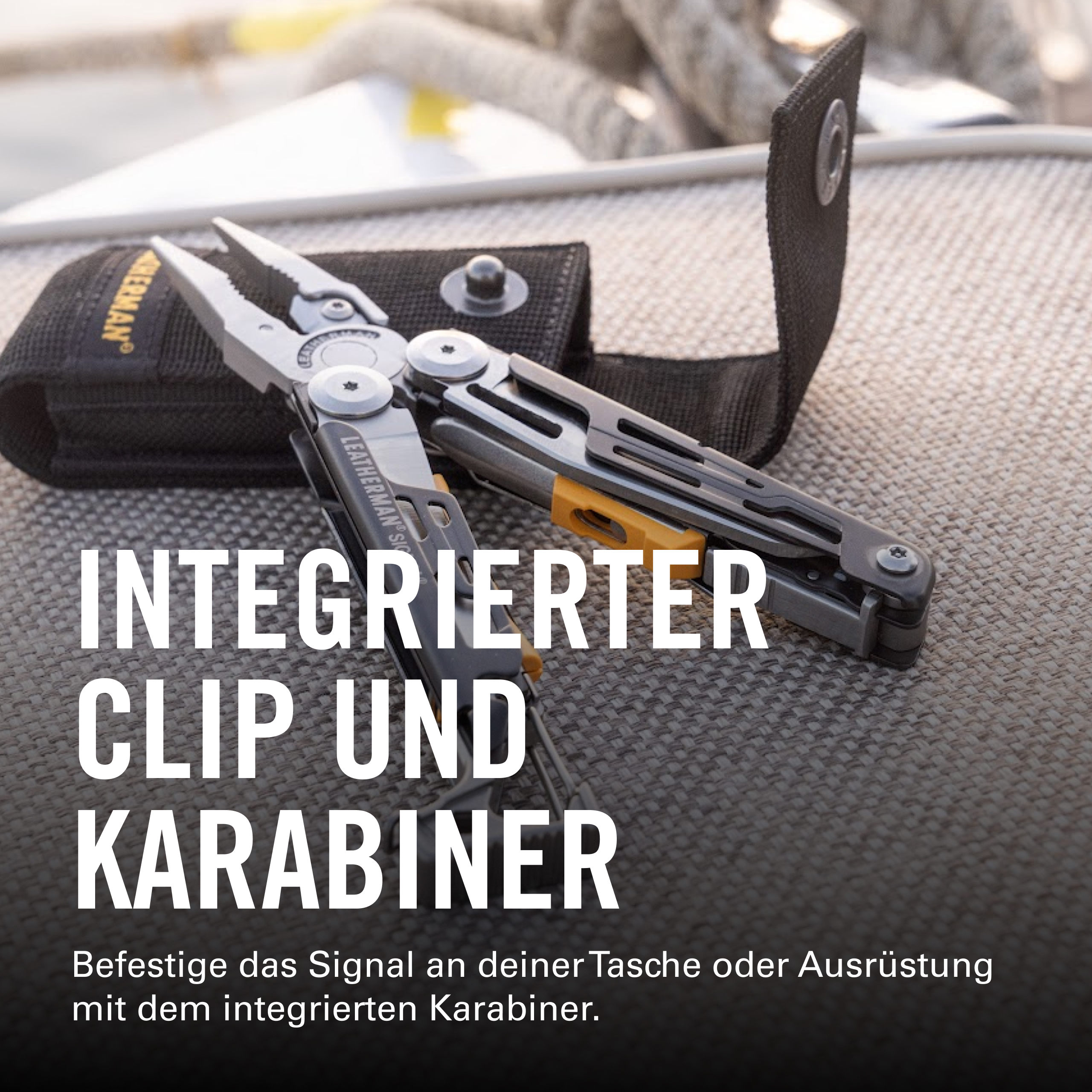 Ein offenes Leatherman Multitool liegt vor seiner offenen schwarzen Stofftasche auf einem strukturierten Untergrund.