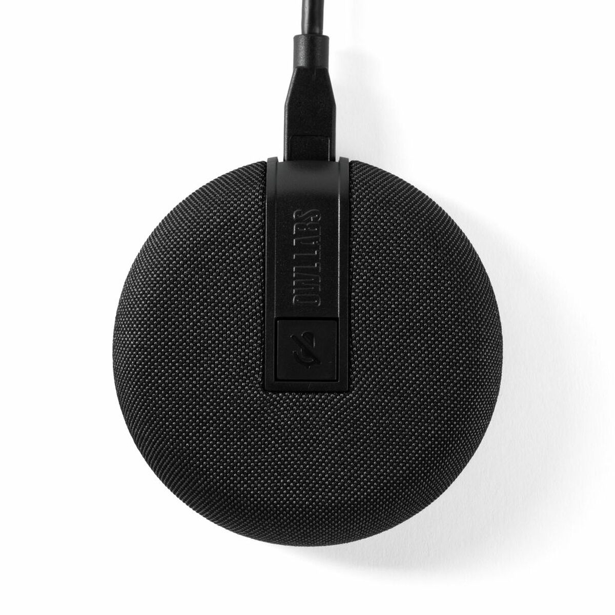 Caricabatterie wireless rotondo nero con cavo USB collegato su sfondo bianco.