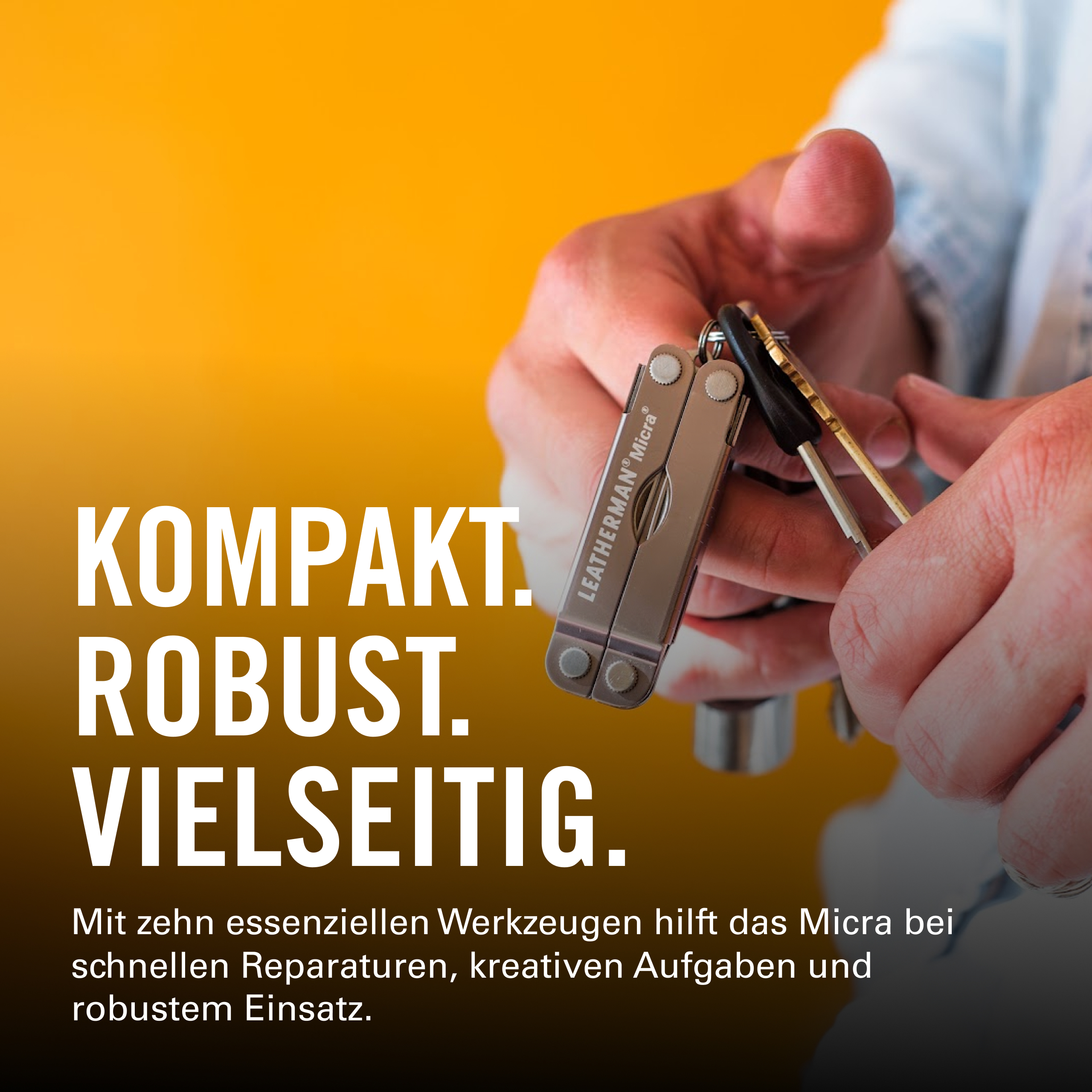 Person hält Leatherman Micra Multitool und Schlüssel in den Händen vor gelbem Hintergrund mit Text.