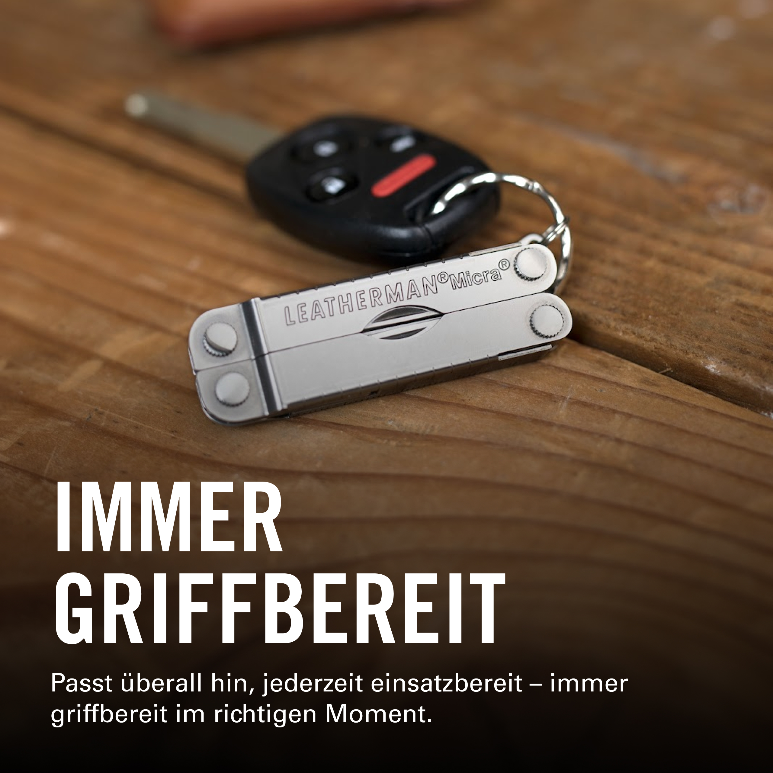 Ein Leatherman Micra Multitool und ein Autoschlüssel liegen auf einer Holzoberfläche mit deutschem Werbetext.