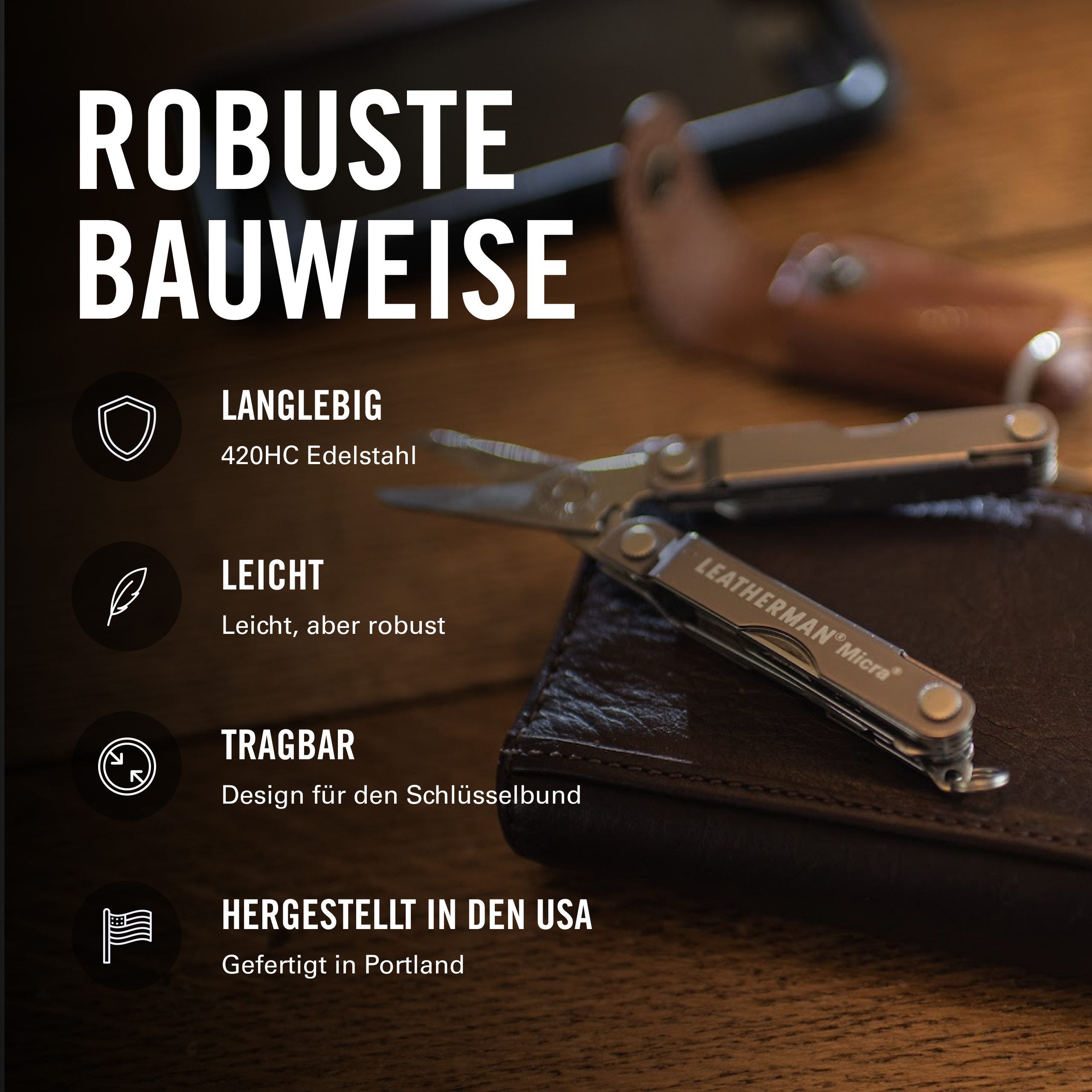 Ein Leatherman Micro Multitool liegt auf Leder, mit Text über Langlebigkeit und robuste Bauweise.
