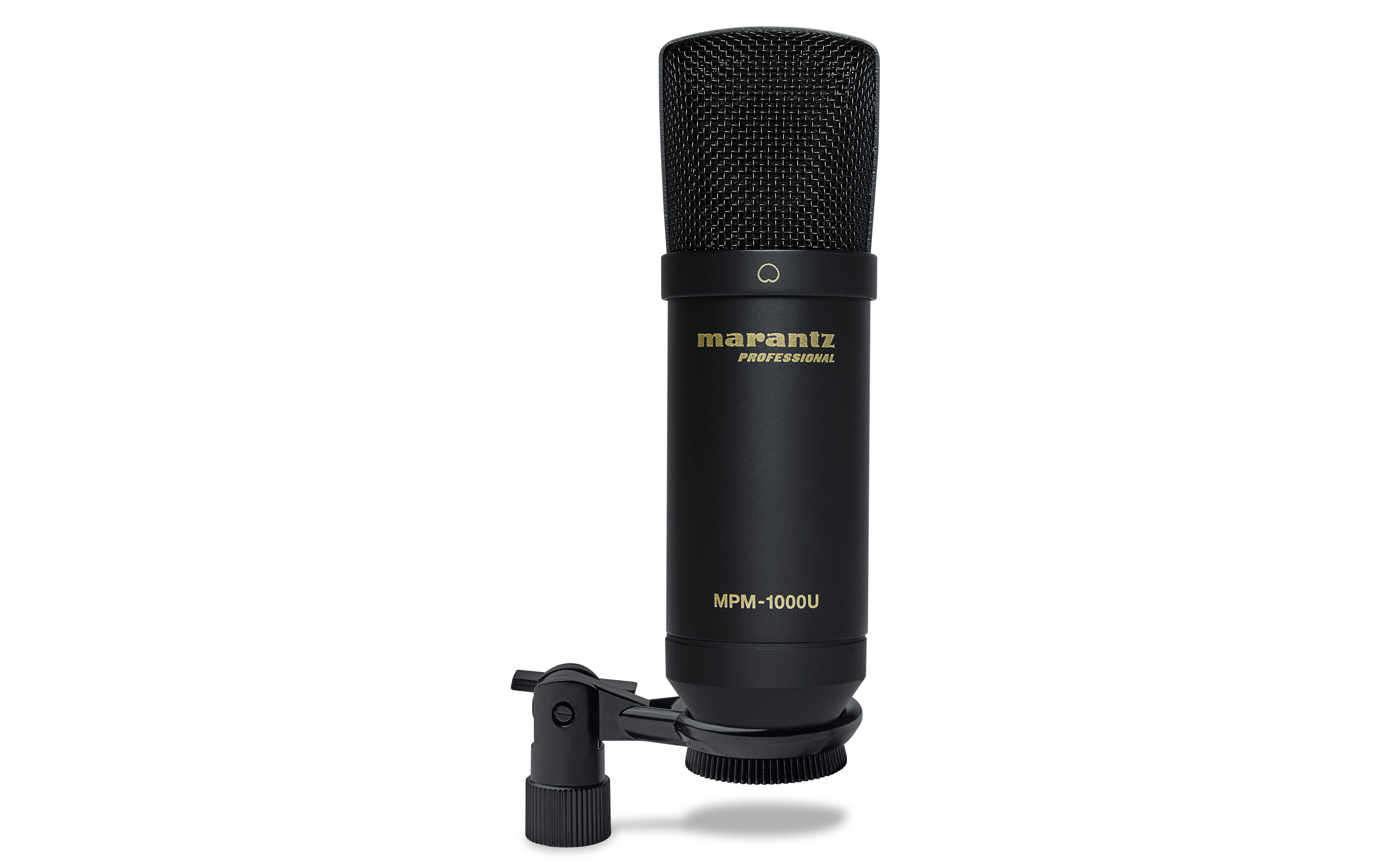 Un microfono a condensatore nero Marantz MPM-1000U montato su supporto regolabile, isolato su sfondo bianco.