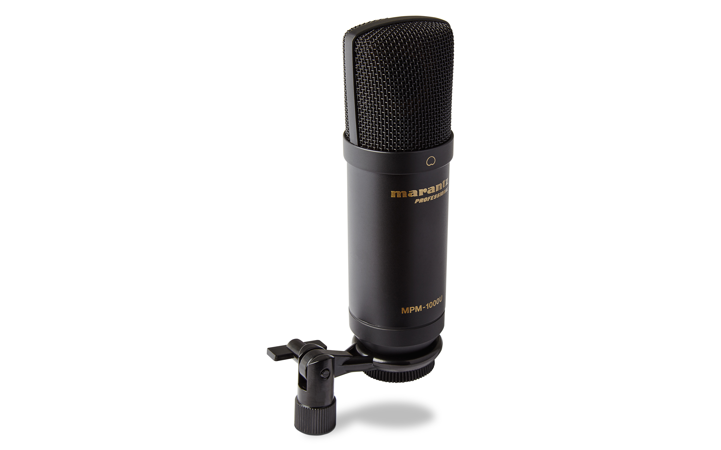 Un microfono a condensatore nero Marantz Professional MPM-1000U su sfondo bianco.
