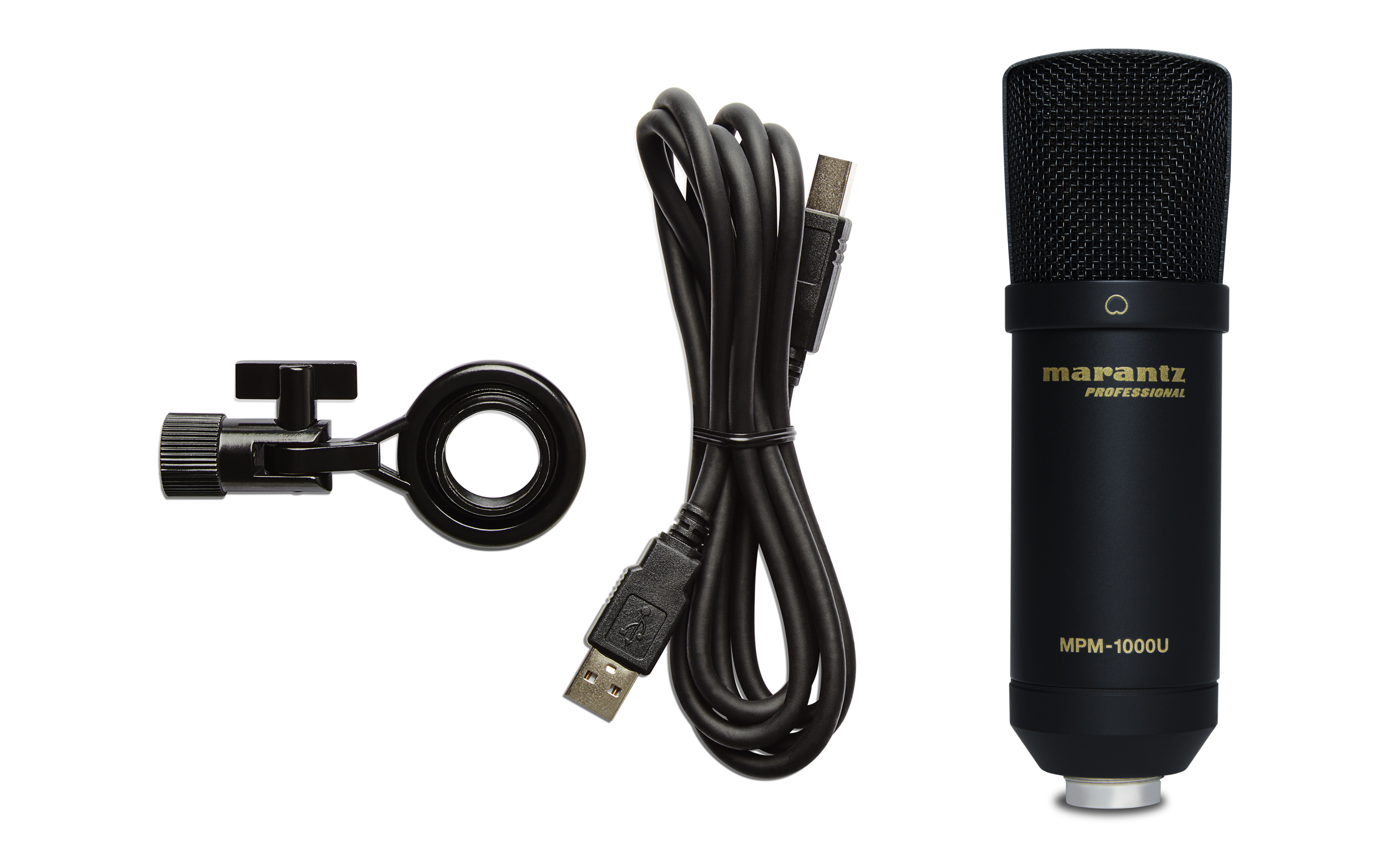 Un microfono professionale nero Marantz MPM-1000U con cavo USB e supporto su sfondo bianco.