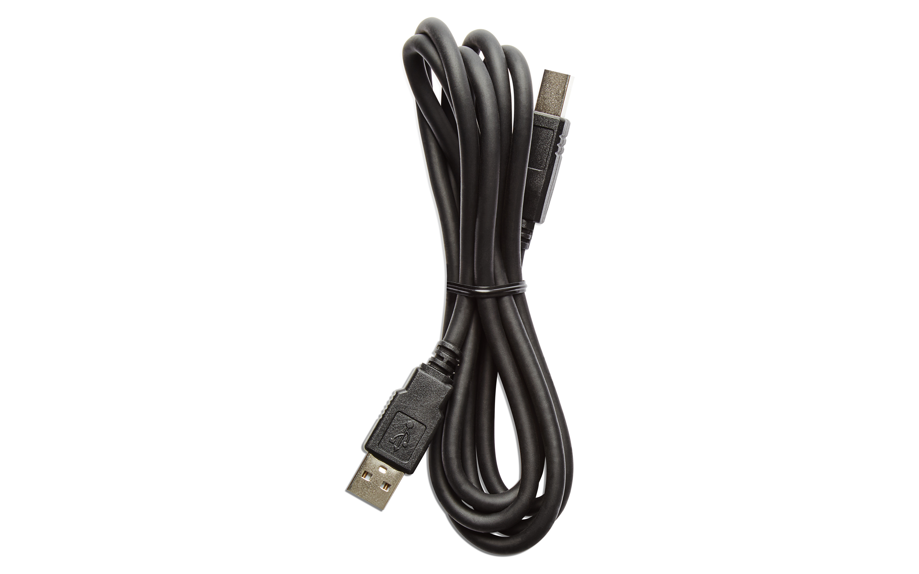Un cavo USB nero arrotolato su sfondo bianco, con entrambi i connettori visibili.